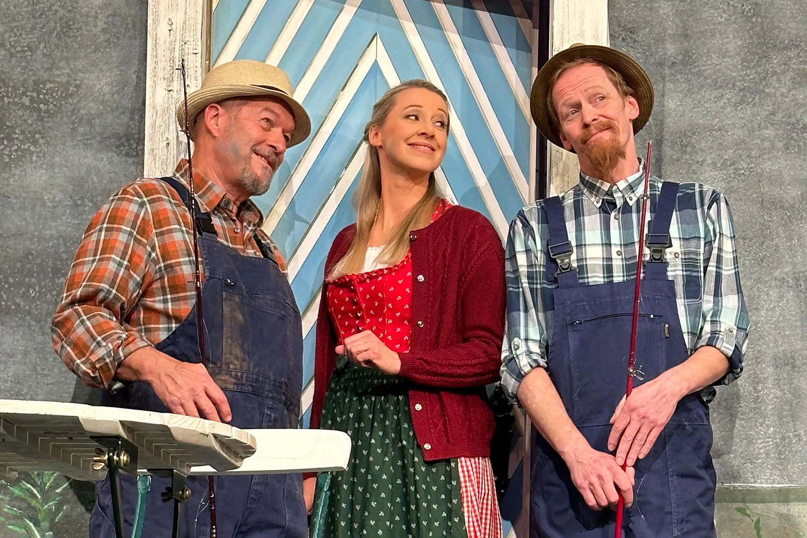 NO NET HUDLA! Komödie von Axel Preuß nach Anton Hamik Schwäbisch von Monika Hirschle Spielzeit 2023/2024 / Premiere: 24.11.2023 v. links: Reinhold Weiser, Bianca Spiegel, Dieter Gr…