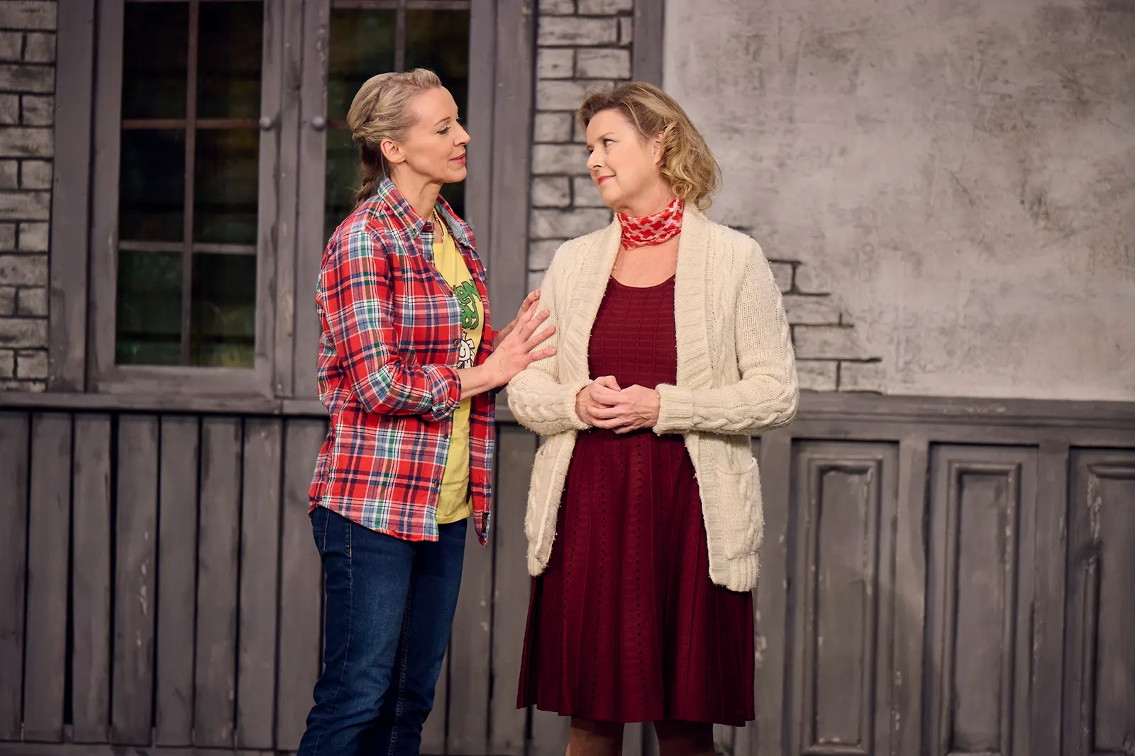 NO NET HUDLA! Komödie von Axel Preuß nach Anton Hamik Schwäbisch von Monika Hirschle Spielzeit 2023/2024 / Premiere: 24.11.2023 v. links: Bianca Spiegel, Katja Hentschel Foto: Mart…
