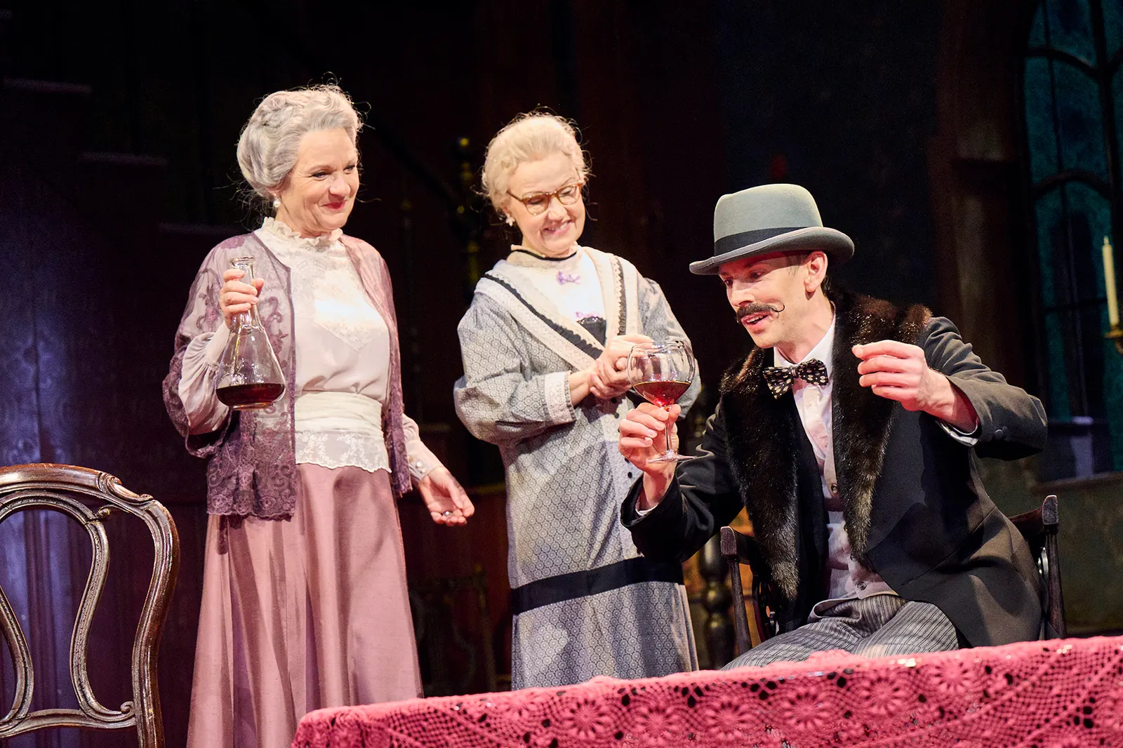 ARSEN UND SPITZENHÄUBCHEN Komödie von Joseph Kesselring Spielzeit 2023/2024 / Premiere: 8.12.2023 v. links: Annette Mayer, Bettina Franke, Gideon Rapp Foto: Martin Sigmund