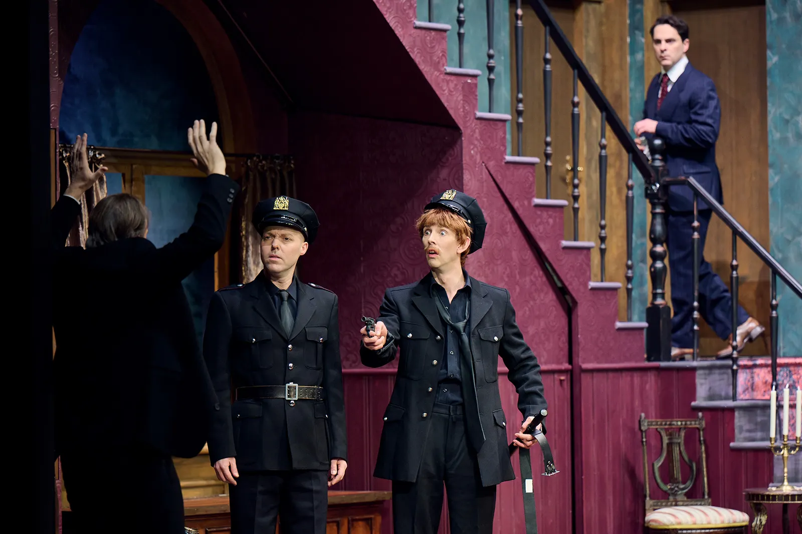 ARSEN UND SPITZENHÄUBCHEN Komödie von Joseph Kesselring Spielzeit 2023/2024 / Premiere: 8.12.2023 v. links: Dirk Waanders, Christian Werner, Gideon Rapp, Jörg Pauly Foto: Martin Si…