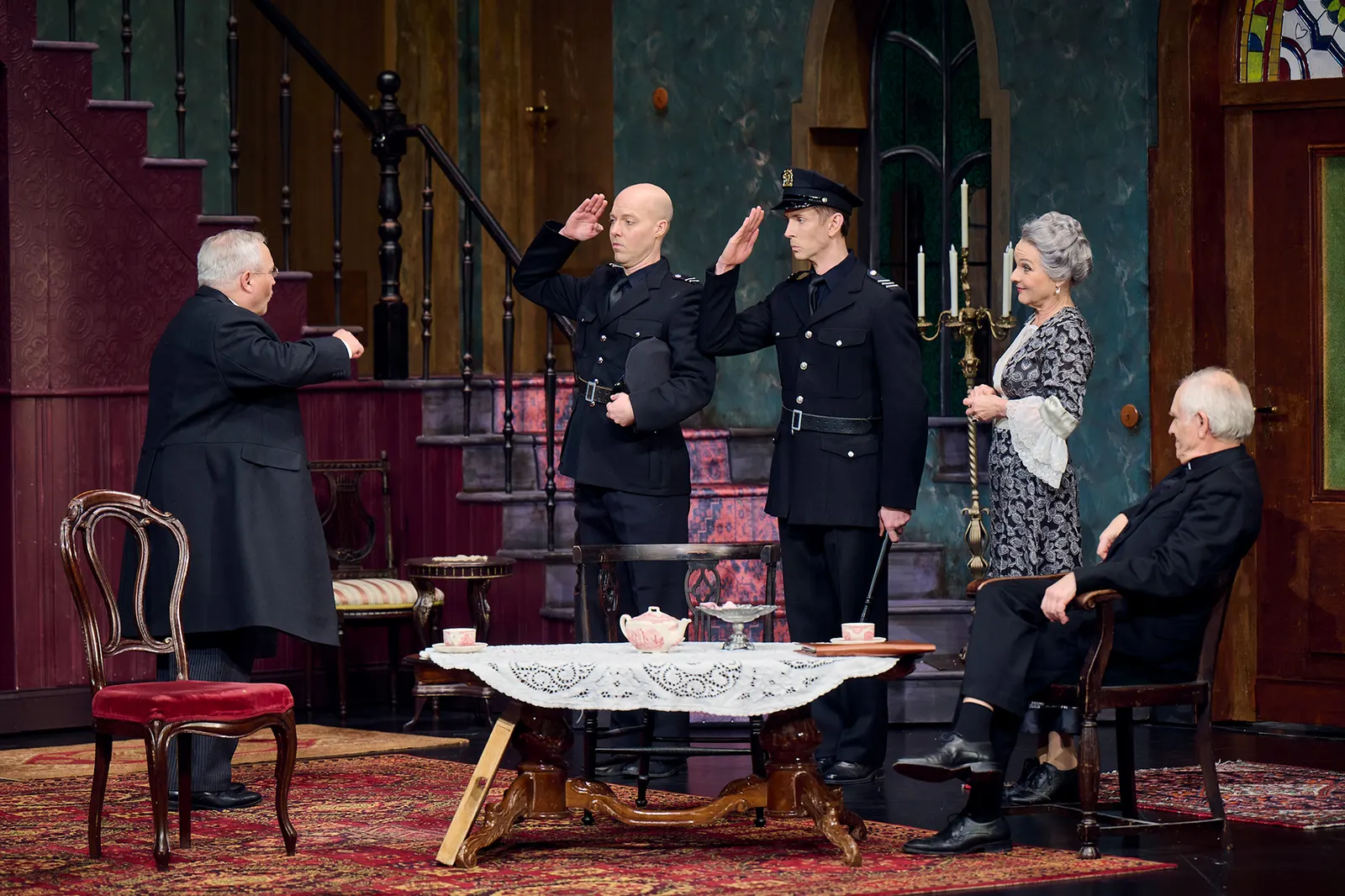 ARSEN UND SPITZENHÄUBCHEN Komödie von Joseph Kesselring Spielzeit 2023/2024 / Premiere: 8.12.2023 v. links: Andreas Klaue, Christian Werner, Gideon Rapp, Annette Mayer, Klaus Cofal…