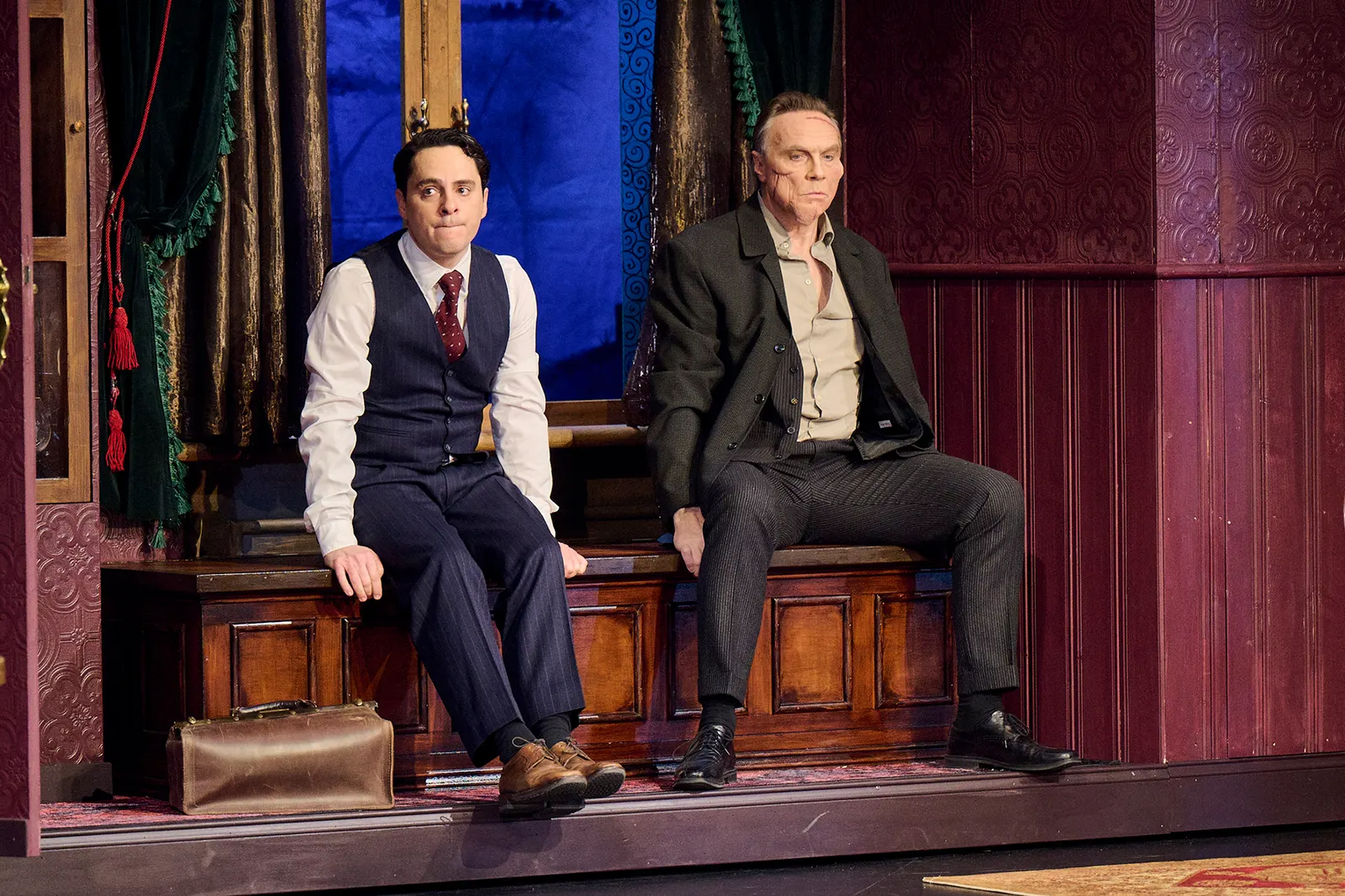 ARSEN UND SPITZENHÄUBCHEN Komödie von Joseph Kesselring Spielzeit 2023/2024 / Premiere: 8.12.2023 v. links: Jörg Pauly, Dirk Waanders Foto: Martin Sigmund