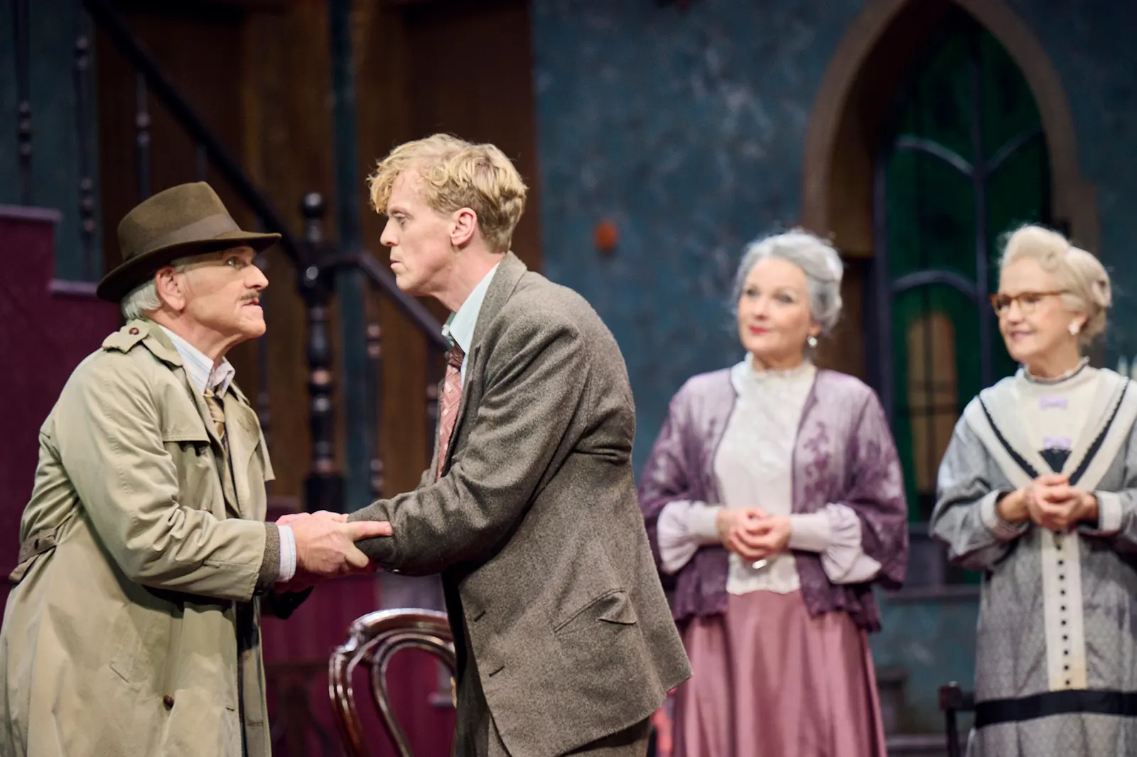 ARSEN UND SPITZENHÄUBCHEN Komödie von Joseph Kesselring Spielzeit 2023/2024 / Premiere: 8.12.2023 v. links: Klaus Cofalka-Adami, Marius Hubel, Annette Mayer, Bettina Franke Foto: M…