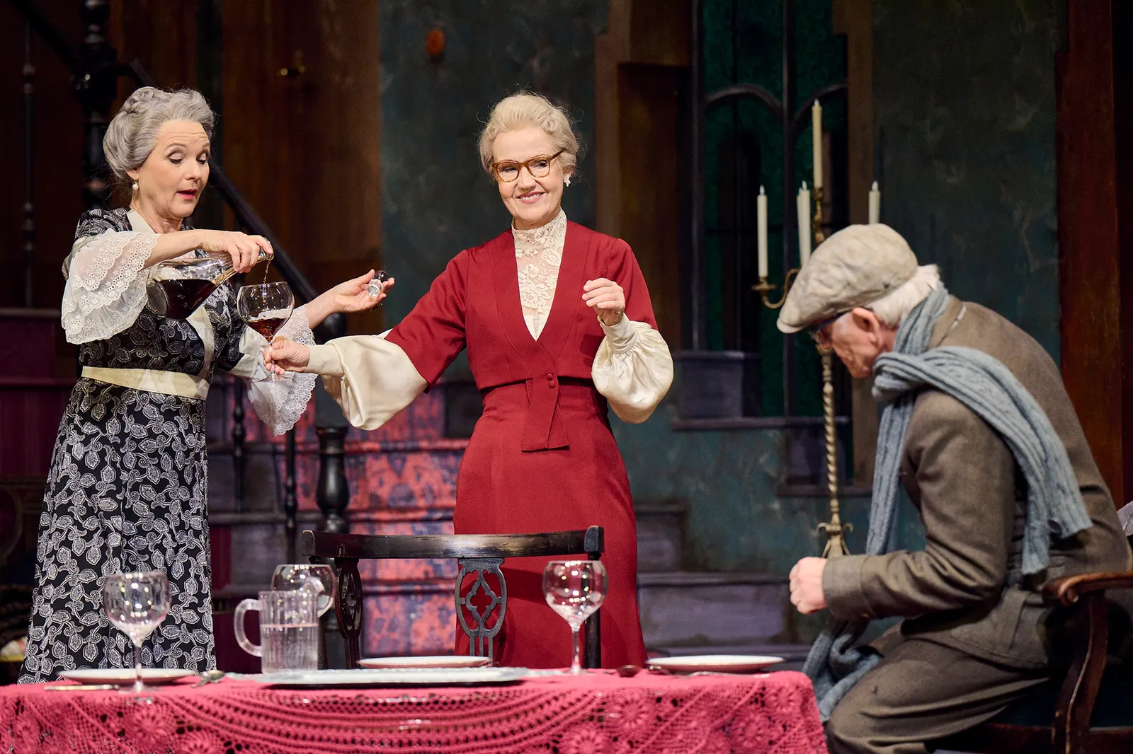 ARSEN UND SPITZENHÄUBCHEN Komödie von Joseph Kesselring Spielzeit 2023/2024 / Premiere: 8.12.2023 v. links: Annette Mayer, Bettina Franke, Klaus Cofalka-Adami Foto: Martin Sigmund