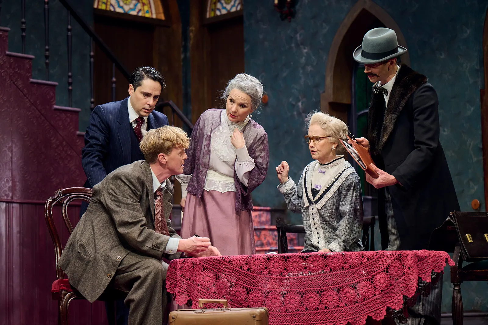 ARSEN UND SPITZENHÄUBCHEN Komödie von Joseph Kesselring Spielzeit 2023/2024 / Premiere: 8.12.2023 v. links: Jörg Pauly, Marius Hubel, Annette Mayer, Bettina Franke, Gideon Rapp Fot…