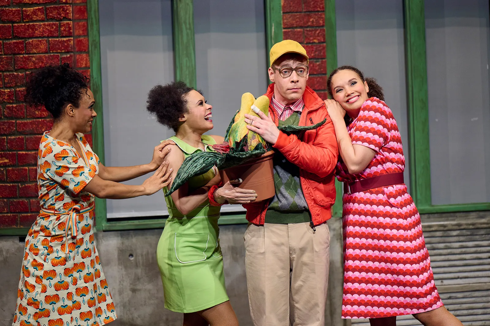 DER KLEINE HORRORLADEN Musical von Howard Ashman und Alan Menken Premiere: 7.6.2024 im Alten Schauspielhaus v. links: Meimouna Coffi, Aswintha Vermeulen, Giselle Ramsey Foto: Marti…