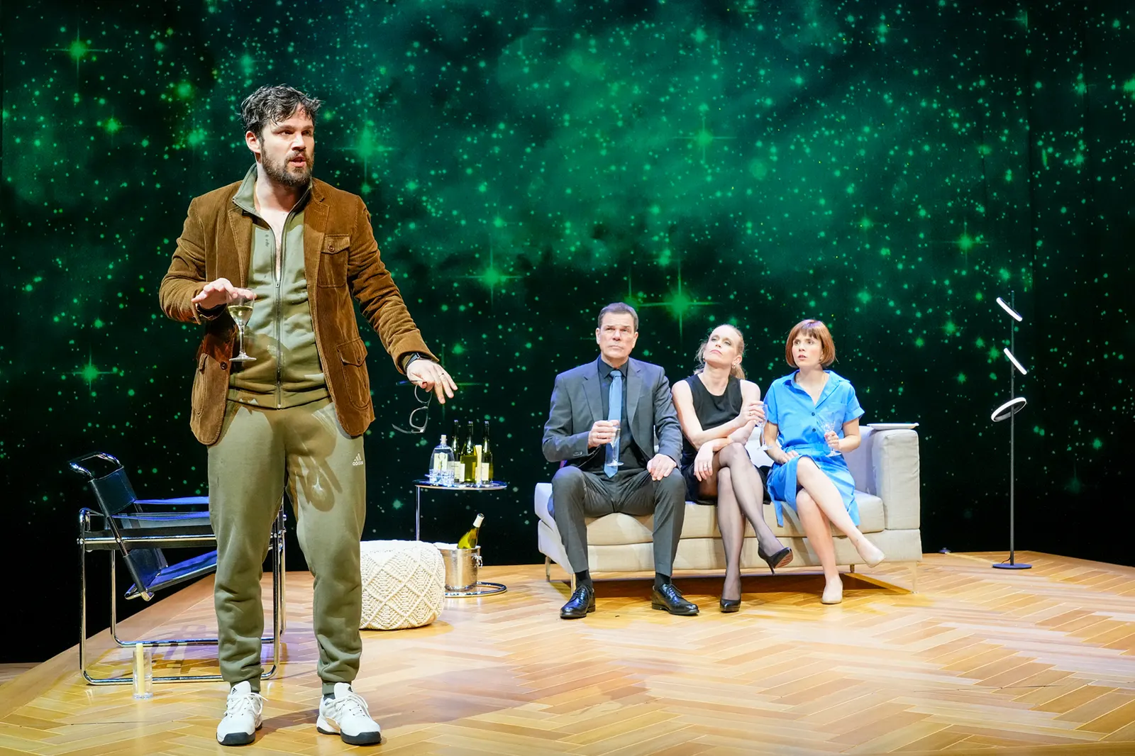 DREI MAL LEBEN Schauspiel von Yasmina Reza Spielzeit 2023/2024 / Premiere: 27.10.2023 Sebastian Volk, Wolfgang Seidenberg, Stefanie Klimkait, Josepha Grünberg Foto: Tobias Metz