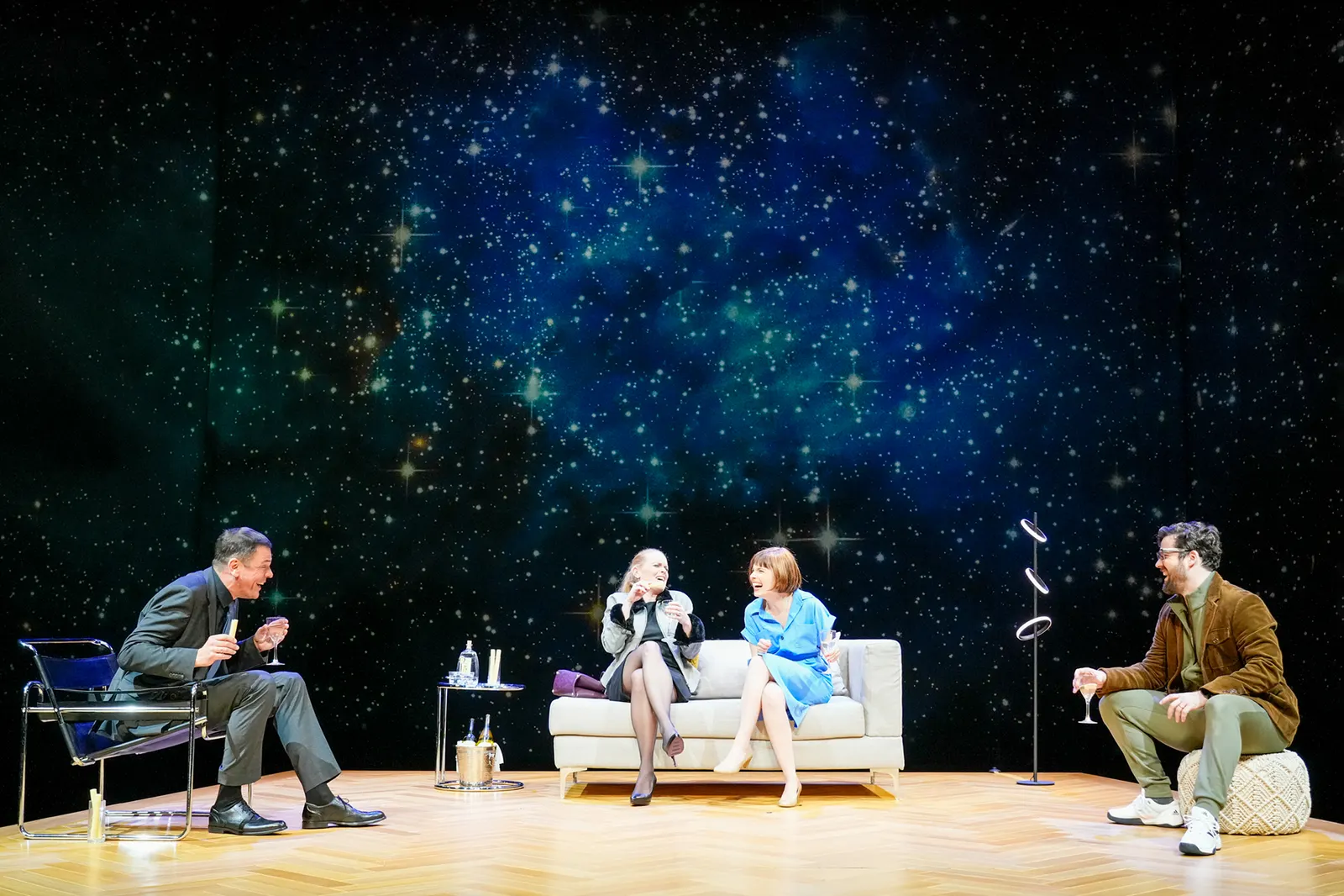 DREI MAL LEBEN Schauspiel von Yasmina Reza Spielzeit 2023/2024 / Premiere: 27.10.2023 Wolfgang Seidenberg, Stefanie Klimkait, Josepha Grünberg, Sebastian Volk Foto: Tobias Metz