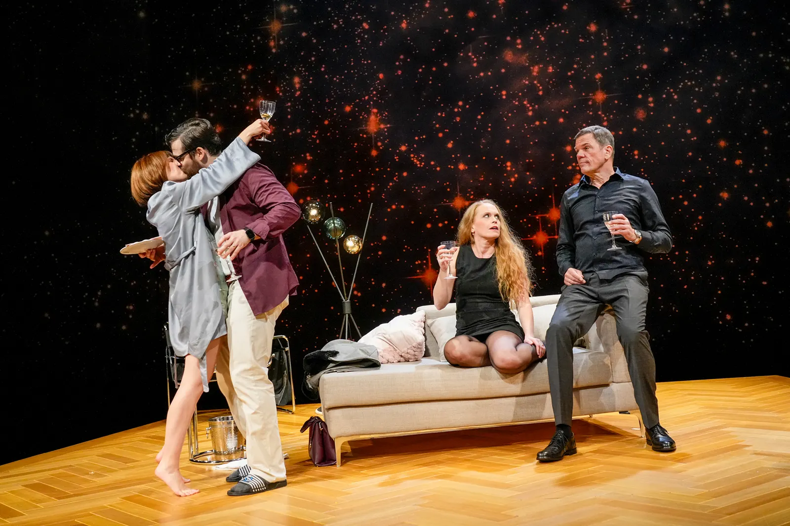 DREI MAL LEBEN Schauspiel von Yasmina Reza Spielzeit 2023/2024 / Premiere: 27.10.2023 Josepha Grünberg, Sebastian Volk, Stefanie Klimkait, Wolfgang Seidenberg Foto: Tobias Metz