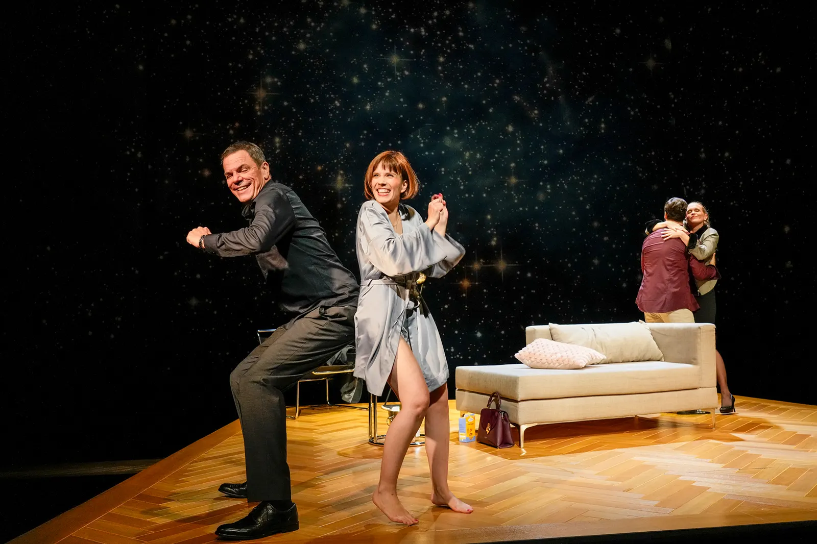 DREI MAL LEBEN Schauspiel von Yasmina Reza Spielzeit 2023/2024 / Premiere: 27.10.2023 Wolfgang Seidenberg, Josepha Grünberg, Sebastian Volk, Stefanie Klimkait Foto: Tobias Metz