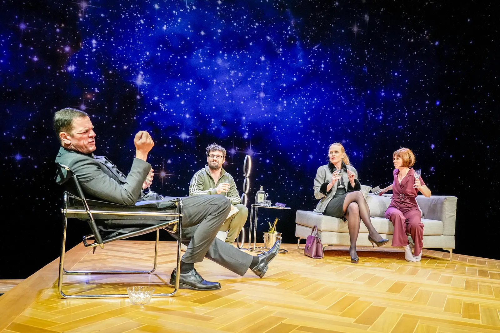 DREI MAL LEBEN Schauspiel von Yasmina Reza Spielzeit 2023/2024 / Premiere: 27.10.2023 Wolfgang Seidenberg, Sebastian Volk, Stefanie Klimkait, Josepha Grünberg Foto: Tobias Metz