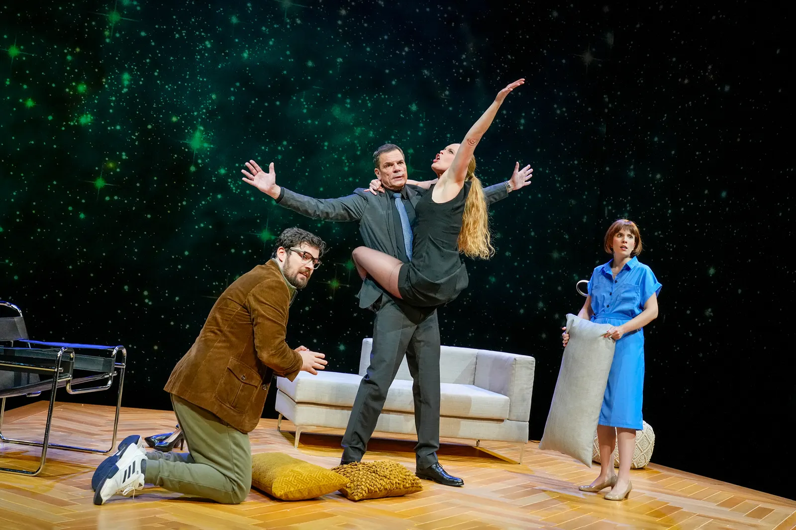 DREI MAL LEBEN Schauspiel von Yasmina Reza Spielzeit 2023/2024 / Premiere: 27.10.2023 Sebastian Volk, Wolfgang Seidenberg, Stefanie Klimkait, Josepha Grünberg Foto: Tobias Metz