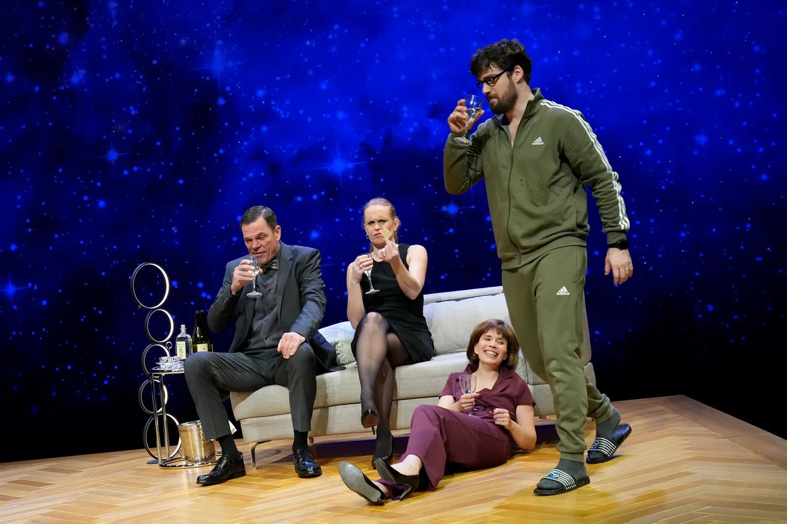 DREI MAL LEBEN Schauspiel von Yasmina Reza Spielzeit 2023/2024 / Premiere: 27.10.2023 Wolfgang Seidenberg, Stefanie Klimkait, Josepha Grünberg, Sebastian Volk Foto: Tobias Metz