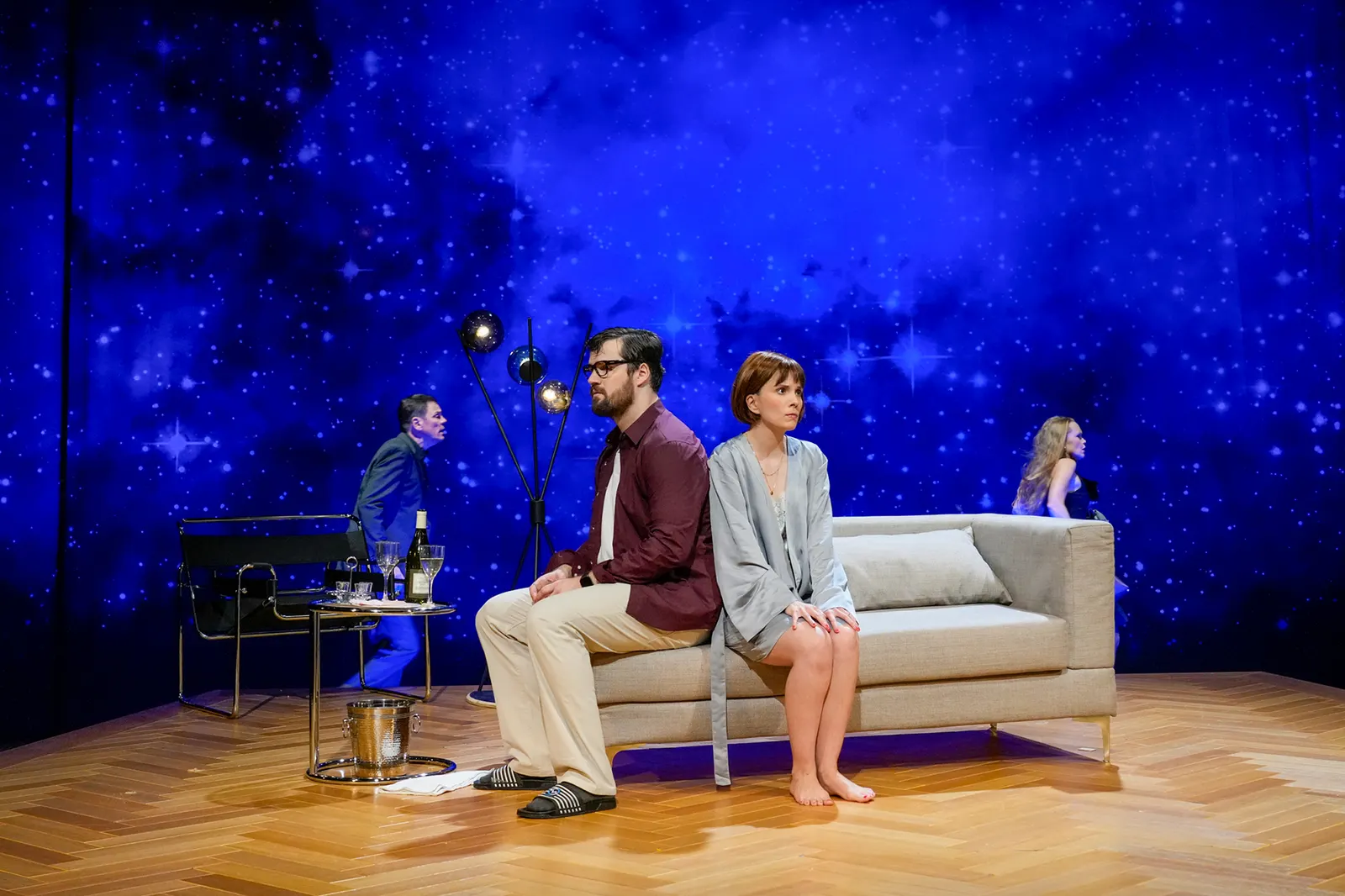 DREI MAL LEBEN Schauspiel von Yasmina Reza Spielzeit 2023/2024 / Premiere: 27.10.2023 Wolfgang Seidenberg, Sebastian Volk, Josepha Grünberg, Stefanie Klimkait Foto: Tobias Metz