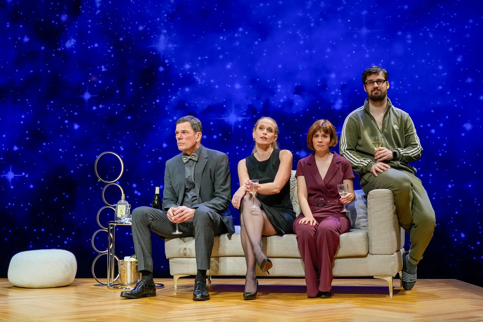 DREI MAL LEBEN Schauspiel von Yasmina Reza Spielzeit 2023/2024 / Premiere: 27.10.2023 Wolfgang Seidenberg, Stefanie Klimkait, Josepha Grünberg, Sebastian Volk Foto: Tobias Metz