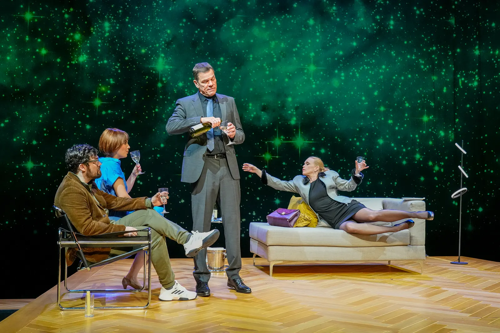 DREI MAL LEBEN Schauspiel von Yasmina Reza Spielzeit 2023/2024 / Premiere: 27.10.2023 Sebastian Volk, Josepha Grünberg, Wolfgang Seidenberg, Stefanie Klimkait Foto: Tobias Metz