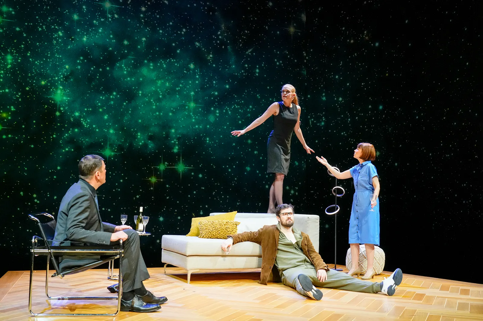 DREI MAL LEBEN Schauspiel von Yasmina Reza Spielzeit 2023/2024 / Premiere: 27.10.2023 Wolfgang Seidenberg, Stefanie Klimkait, Sebastian Volk, Josepha Grünberg Foto: Tobias Metz