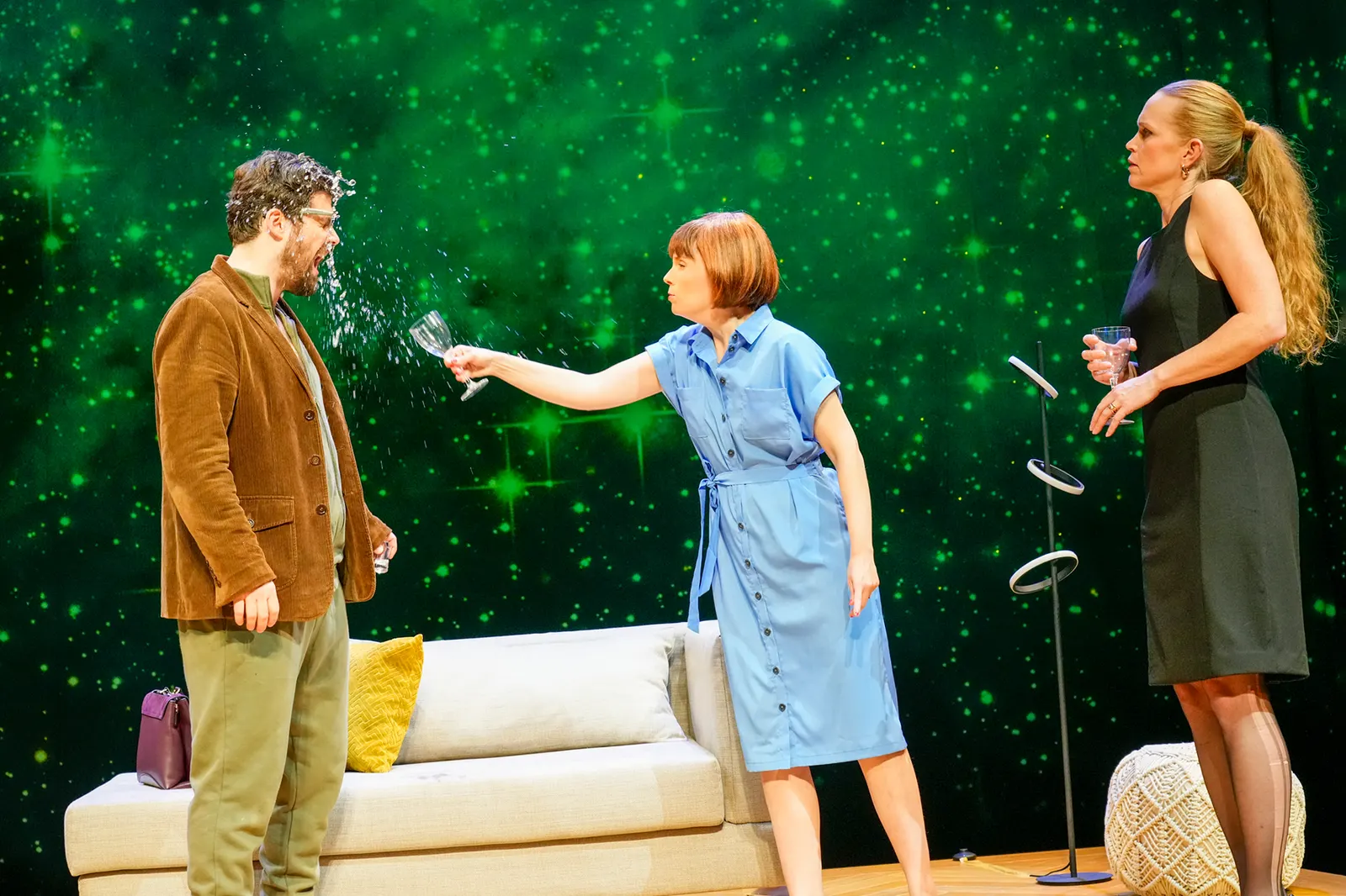 DREI MAL LEBEN Schauspiel von Yasmina Reza Spielzeit 2023/2024 / Premiere: 27.10.2023 Josepha Grünberg, Sebastian Volk, Stefanie Klimkait Foto: Tobias Metz