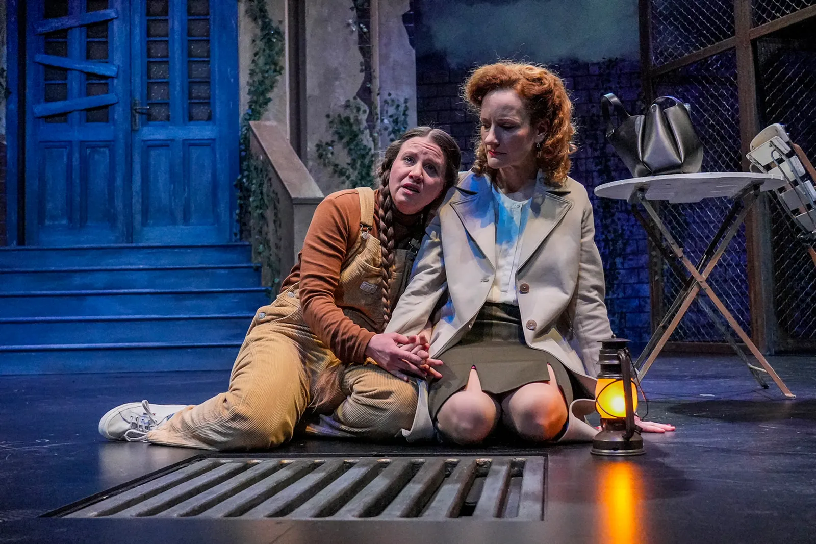 FALSCHE SCHLANGE Kriminalstück von Alan Ayckbourn Spielzeit 2023/2024 / Premiere: 15.3.2024 v. links: Sabine Christiane Dotzer, Lisa Wildmann Foto: Tobias Metz