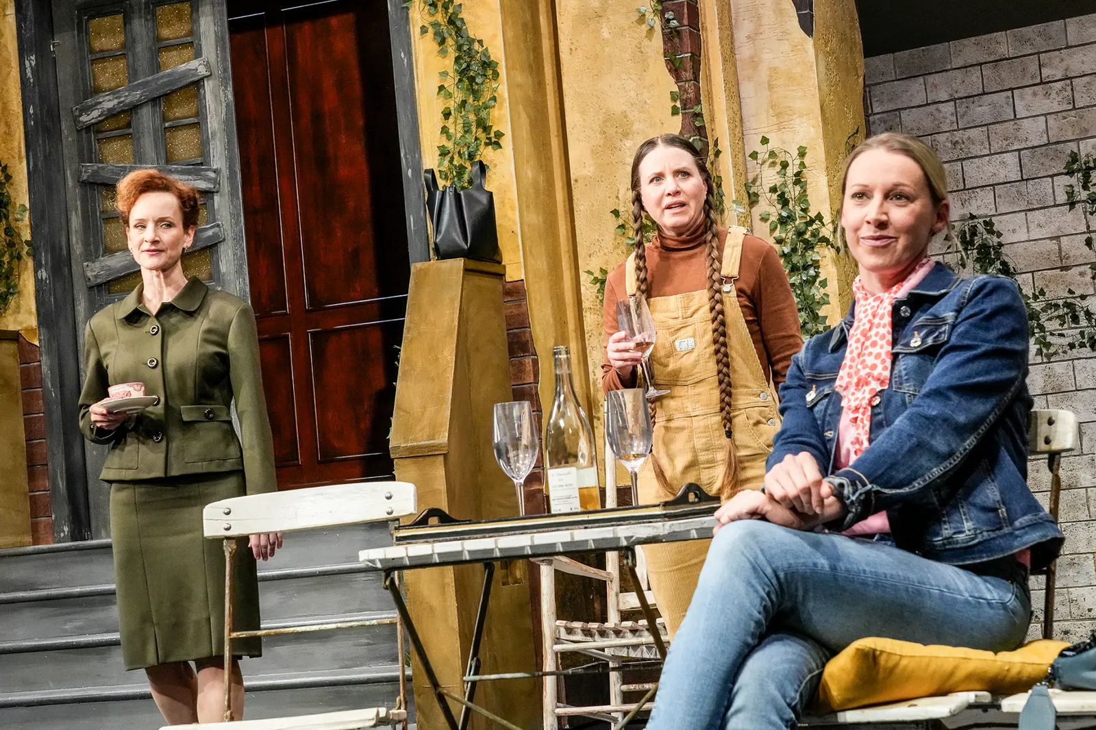FALSCHE SCHLANGE Kriminalstück von Alan Ayckbourn Spielzeit 2023/2024 / Premiere: 15.3.2024 v. links: Lisa Wildmann, Sabine Christiane Dotzer, Bianca Spiegel Foto: Tobias Metz