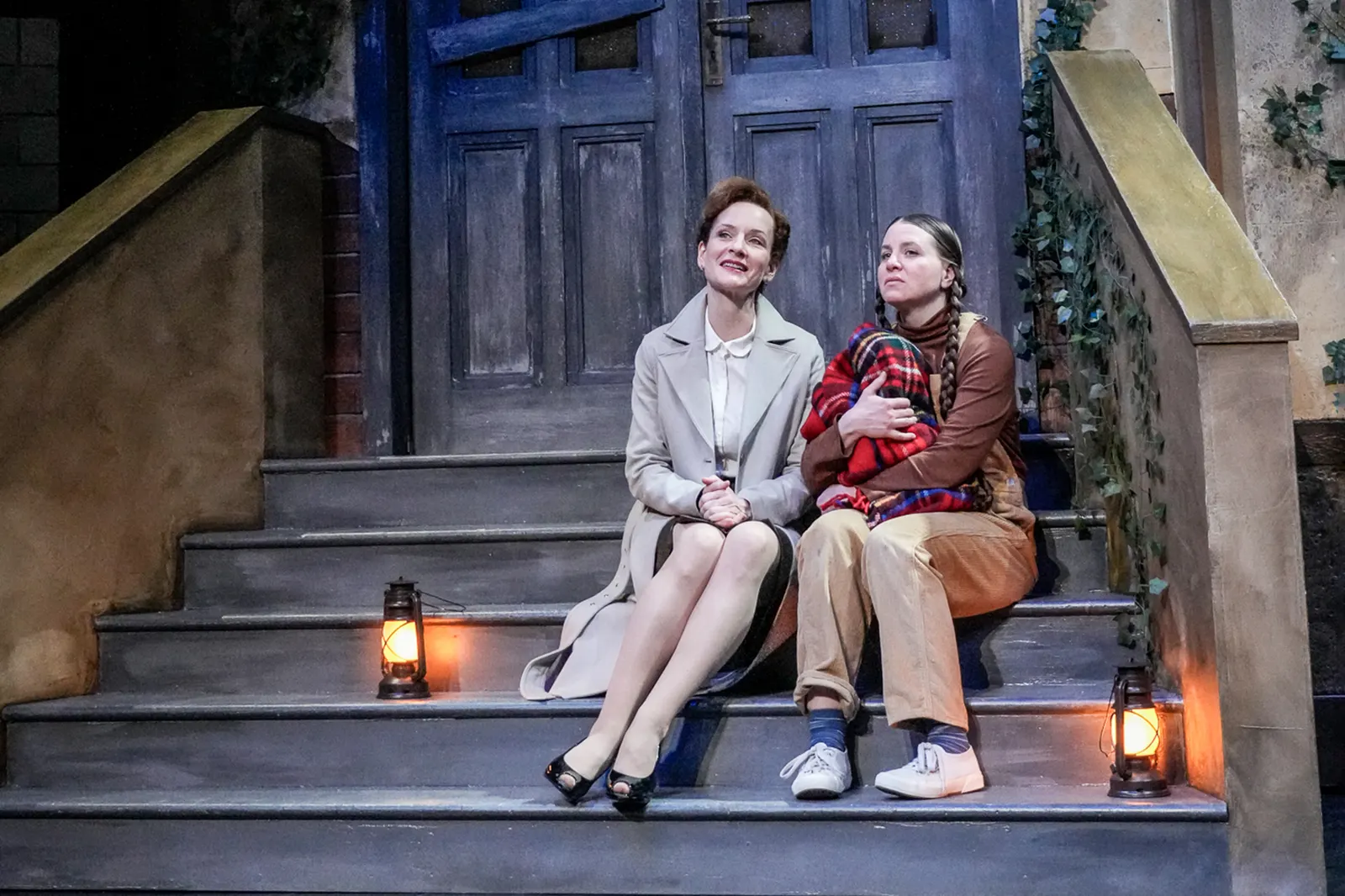 FALSCHE SCHLANGE Kriminalstück von Alan Ayckbourn Spielzeit 2023/2024 / Premiere: 15.3.2024 v. links: Lisa Wildmann, Sabine Christiane Dotzer Foto: Tobias Metz
