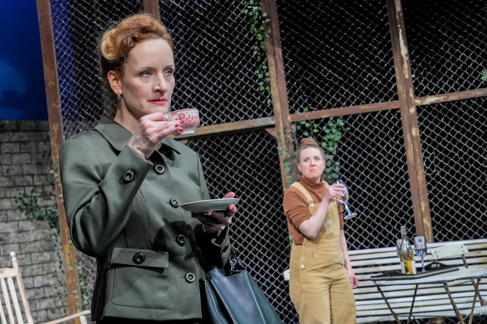 FALSCHE SCHLANGE Kriminalstück von Alan Ayckbourn Spielzeit 2023/2024 / Premiere: 15.3.2024 v. links: Lisa Wildmann, Sabine Christiane Dotzer Foto: Tobias Metz