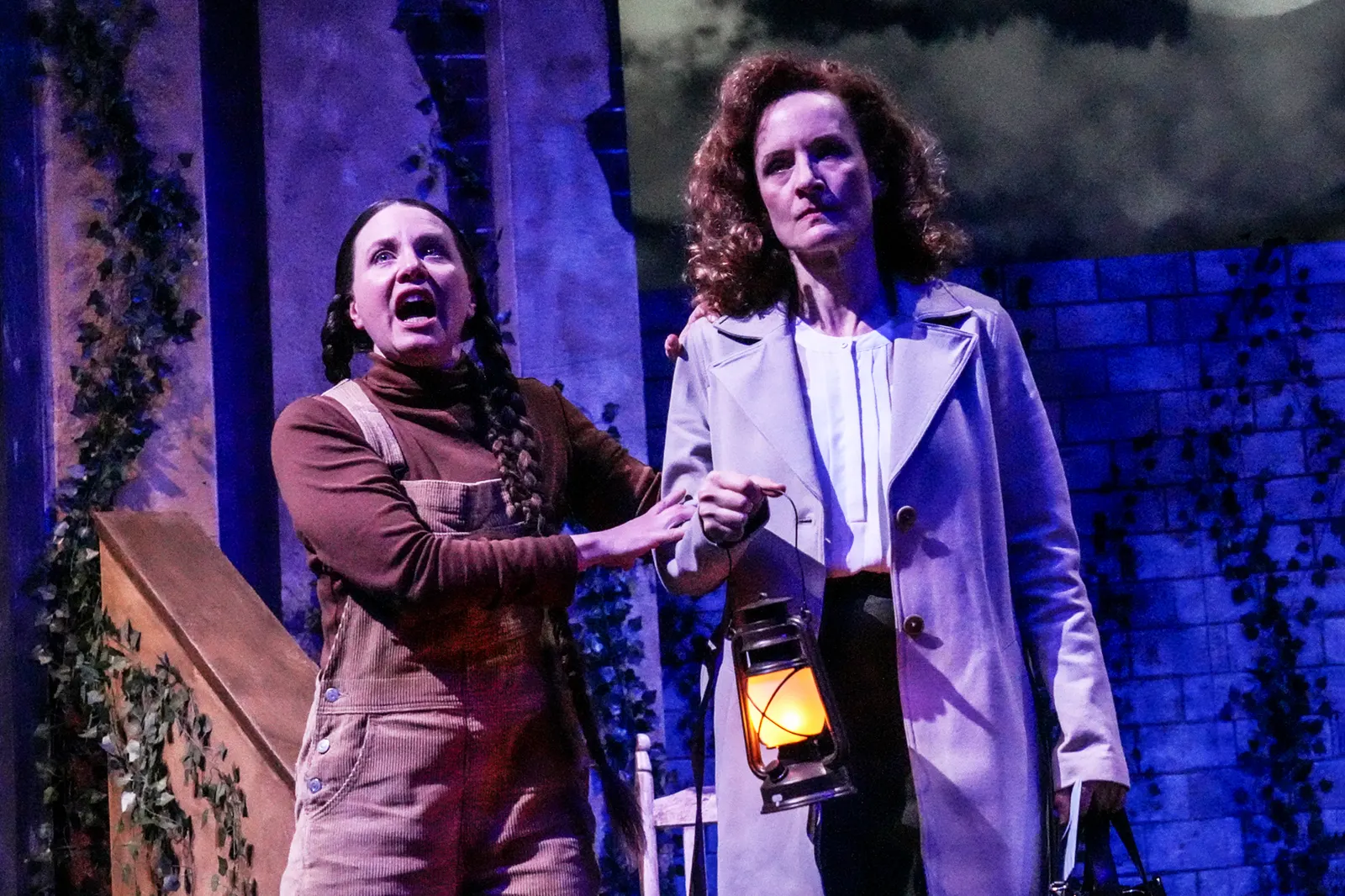 FALSCHE SCHLANGE Kriminalstück von Alan Ayckbourn Spielzeit 2023/2024 / Premiere: 15.3.2024 v. links: Sabine Christiane Dotzer, Lisa Wildmann Foto: Tobias Metz