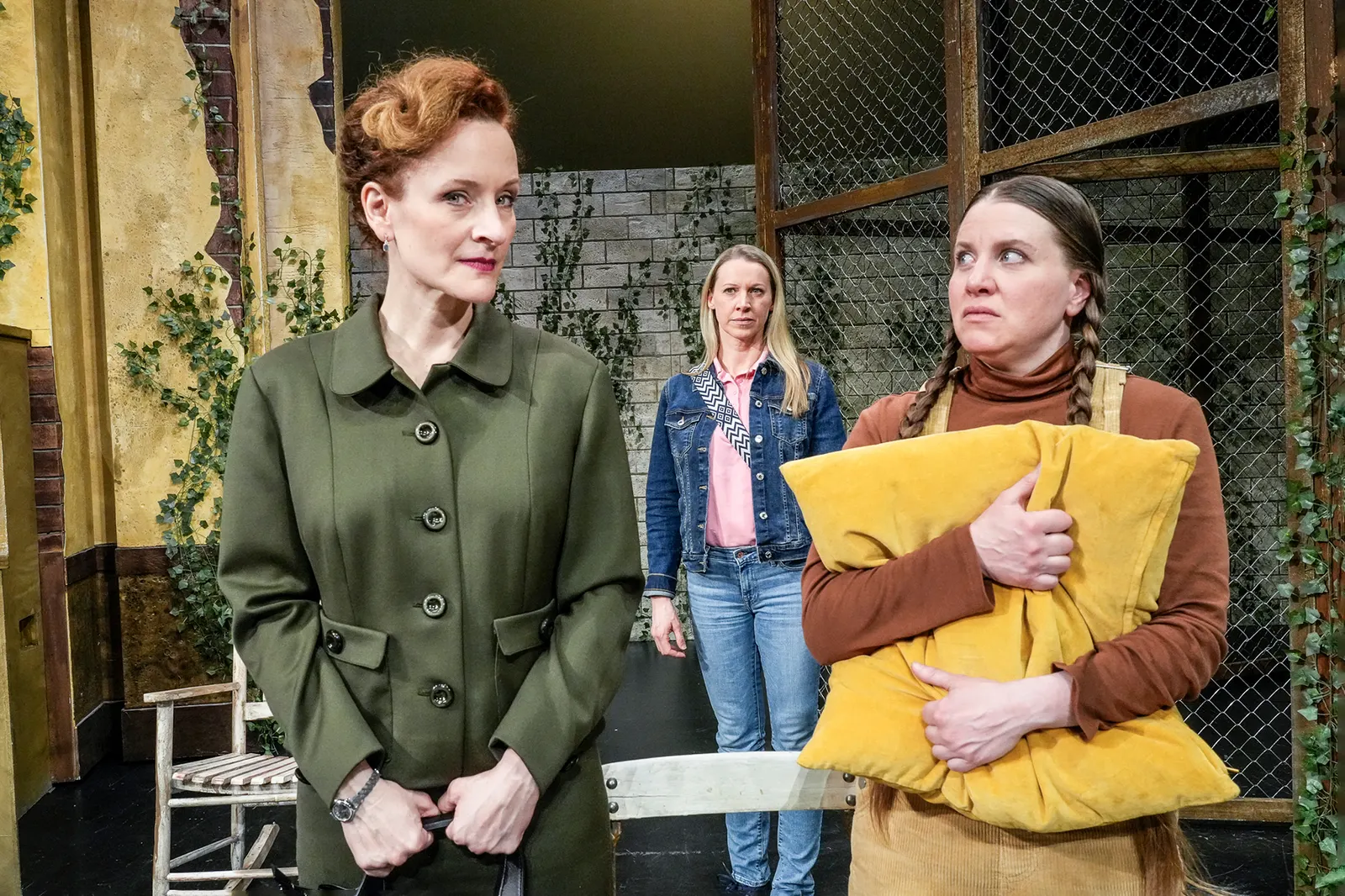 FALSCHE SCHLANGE Kriminalstück von Alan Ayckbourn Spielzeit 2023/2024 / Premiere: 15.3.2024 v. links: Lisa Wildmann, Bianca Spiegel, Sabine Christiane Dotzer Foto: Tobias Metz