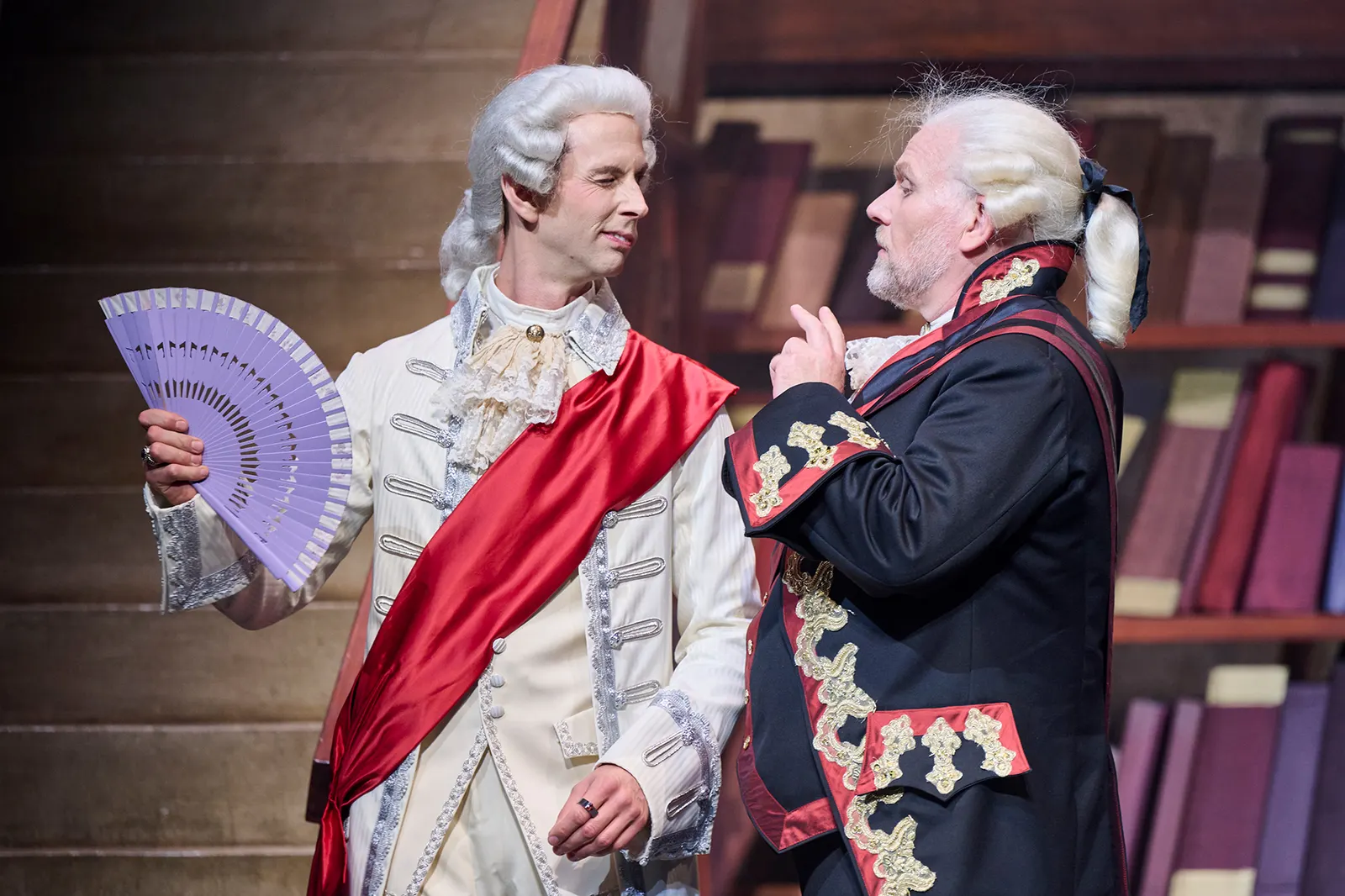 KABALE UND LIEBE Ein bürgerliches Trauerspiel von Friedrich Schiller Spielzeit 2023/2024 / Premiere: 15.9.2023 Gideon Rapp, Oliver Jaksch Foto: Martin Sigmund