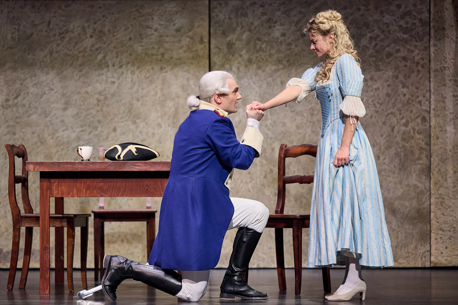KABALE UND LIEBE Ein bürgerliches Trauerspiel von Friedrich Schiller Spielzeit 2023/2024 / Premiere: 15.9.2023 Farina Violetta Giesmann, Benedikt Haefner Foto: Martin Sigmund