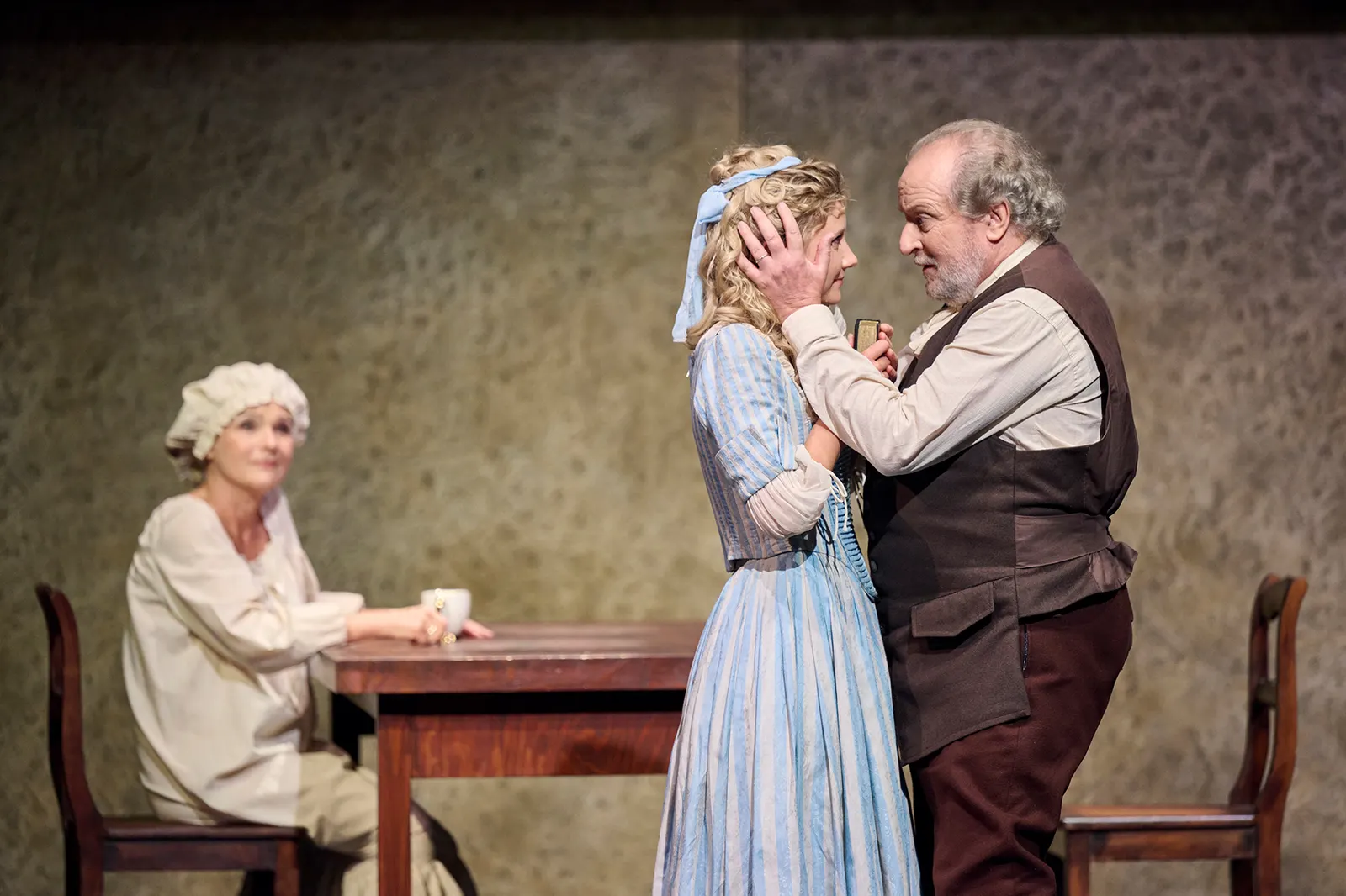 KABALE UND LIEBE Ein bürgerliches Trauerspiel von Friedrich Schiller Spielzeit 2023/2024 / Premiere: 15.9.2023 Annette Mayer, Farina Violetta Giesmann, Peter Kaghanovitch Foto: Mar…
