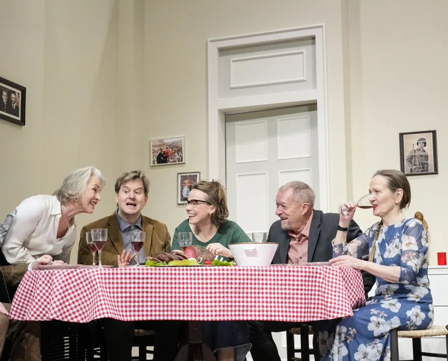 WAS ZÄHLT, IST DIE FAMILIE! Komödie von Joe DiPietro Spielzeit 2023/2024 / Premiere: 26.4.2024 Susanne Heydenreich, Nikolaij Janocha, Anne Leßmeister, Reinhold Weiser, Barbara Krab…