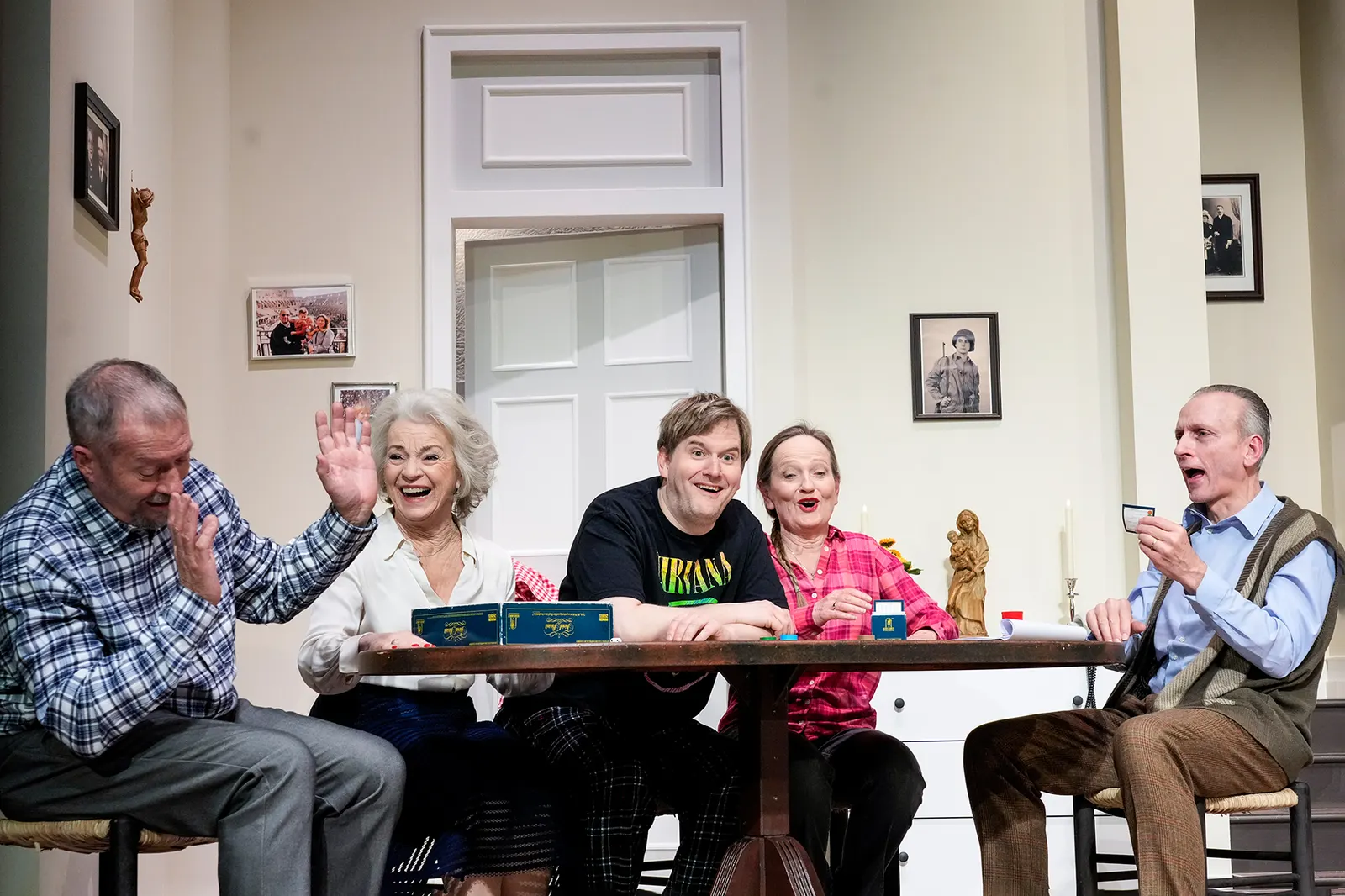 WAS ZÄHLT, IST DIE FAMILIE! Komödie von Joe DiPietro Spielzeit 2023/2024 / Premiere: 26.4.2024 Reinhold Weiser, Susanne Heydenreich, Nikolaij Janocha, Barbara Krabbe, Uwe-Peter Spi…