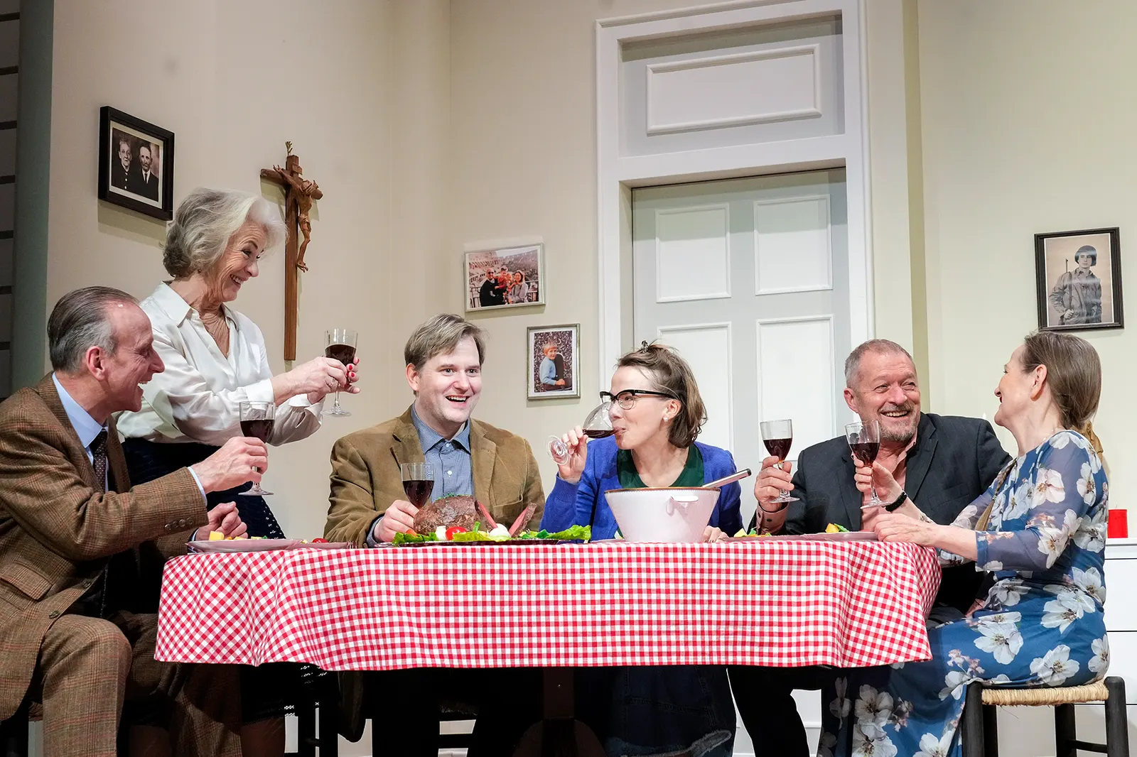 WAS ZÄHLT, IST DIE FAMILIE! Komödie von Joe DiPietro Spielzeit 2023/2024 / Premiere: 26.4.2024 Uwe-Peter Spinner, Susanne Heydenreich, Nikolaij Janocha, Anne Leßmeister, Reinhold W…