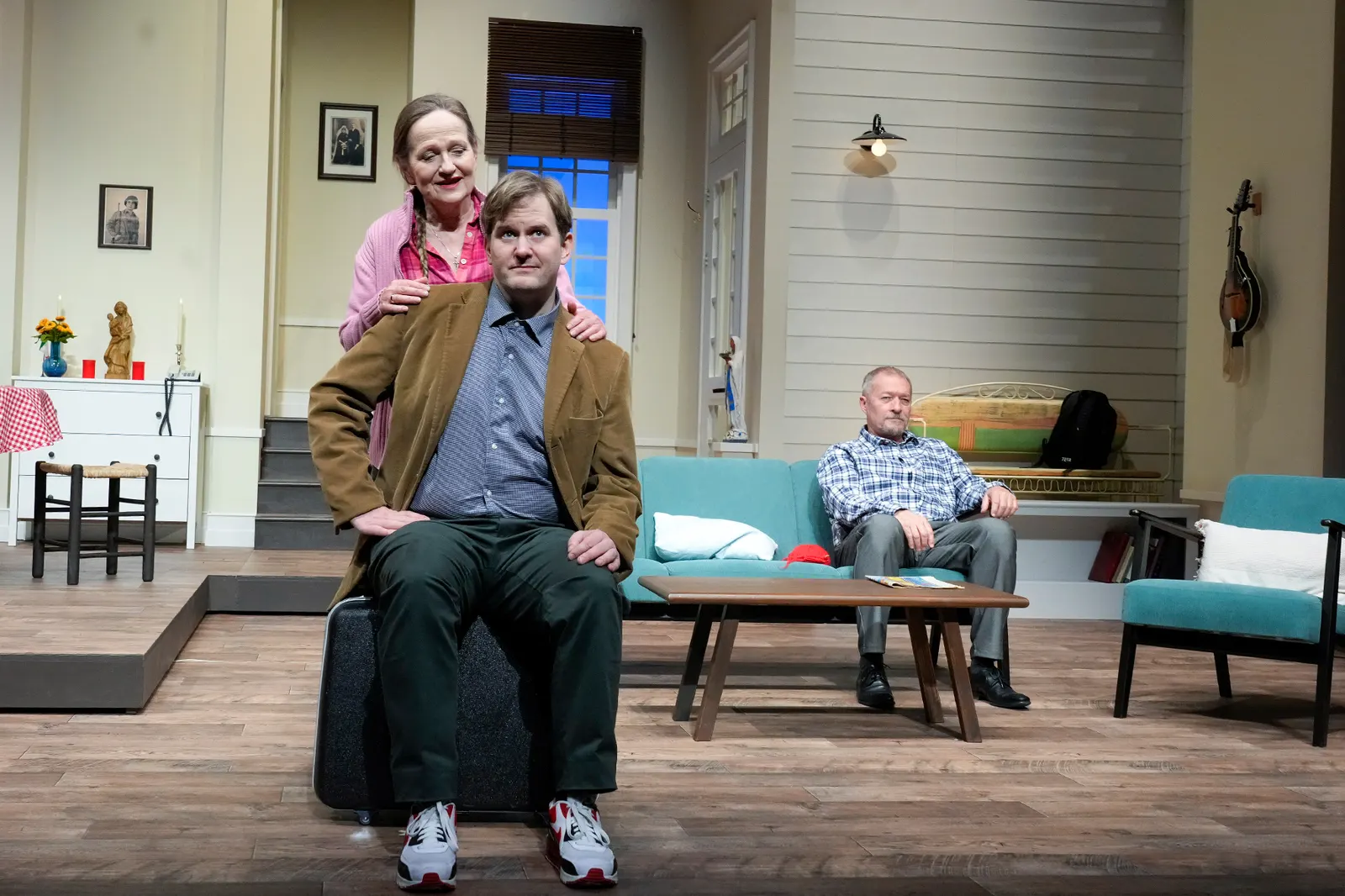 WAS ZÄHLT, IST DIE FAMILIE! Komödie von Joe DiPietro Spielzeit 2023/2024 / Premiere: 26.4.2024 Barbara Krabbe, Nikolaij Janocha, Reinhold Weiser Foto: Tobias Metz