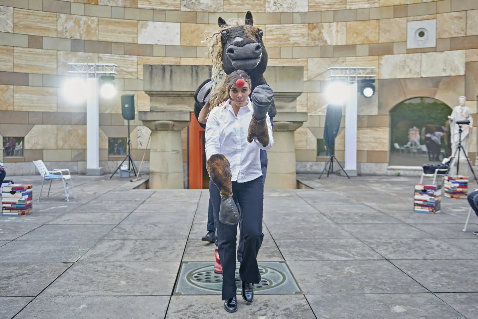 STUTTGART. EIN TRAUM Eine szenische Stadterkundung in der Rotunde der Staatsgalerie Stuttgart von Klaus Hemmerle und Christian Schönfelder Spielzeit 2020/2021 / Premiere: 13.07.202…