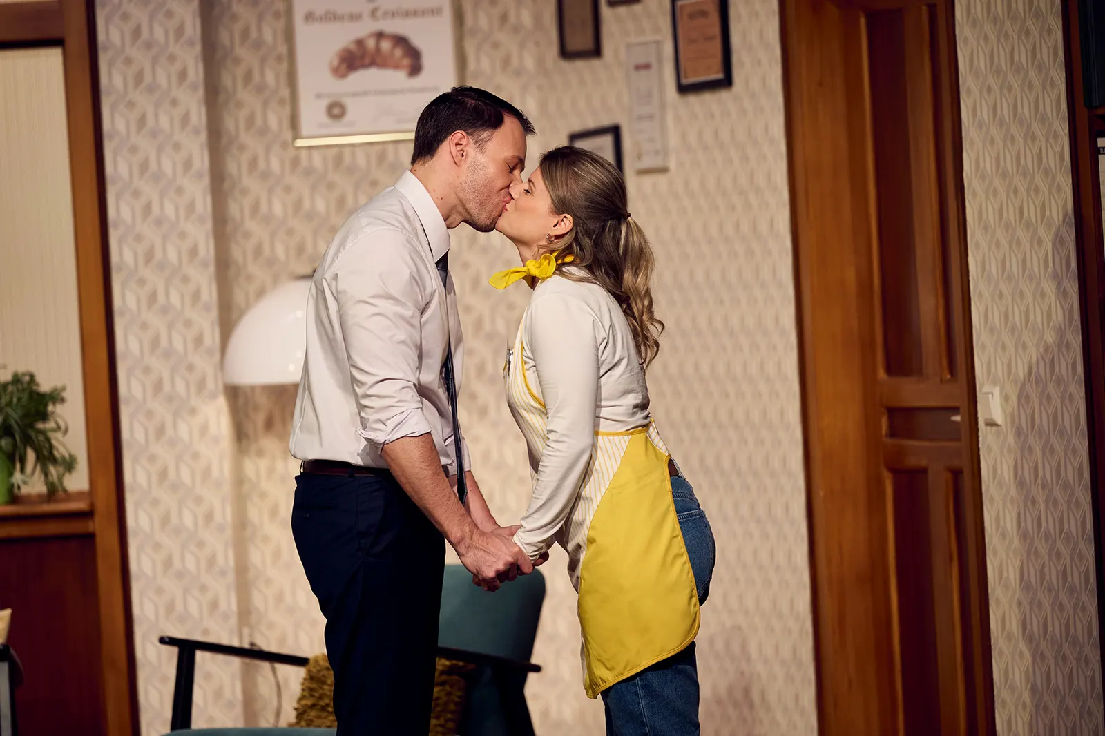 EIN MANN MIT CHARAKTER Komödie von Wilfried Wroost Bearbeitung von Axel Preuß, Schwäbisch von Monika Hirschle Spielzeit 2024/2025 / Premiere: 22.11.2024 Stefan Müller-Doriat und Le…