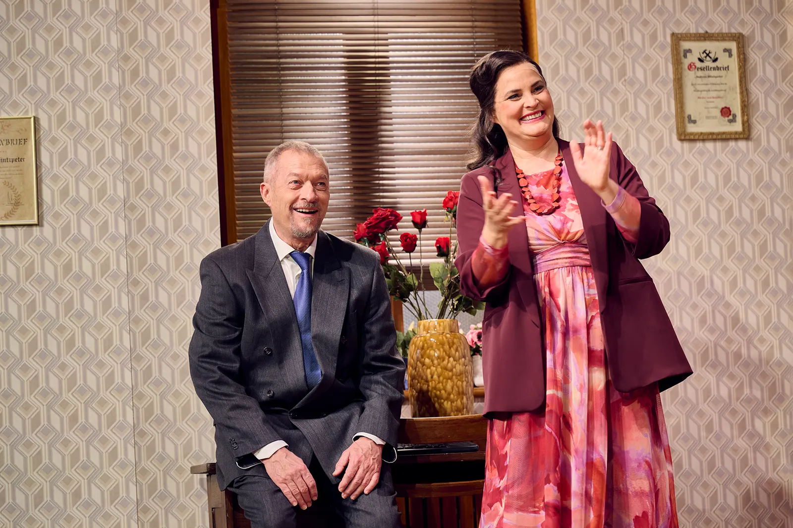 EIN MANN MIT CHARAKTER Komödie von Wilfried Wroost Bearbeitung von Axel Preuß, Schwäbisch von Monika Hirschle Spielzeit 2024/2025 / Premiere: 22.11.2024 Reinhold Weiser und Amelie …