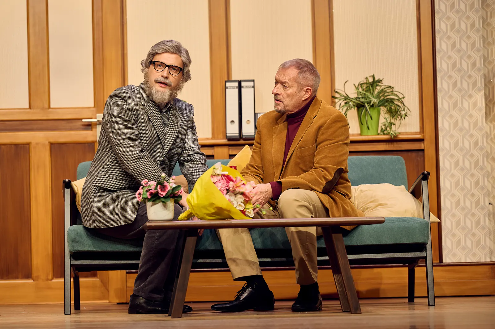 EIN MANN MIT CHARAKTER Komödie von Wilfried Wroost Bearbeitung von Axel Preuß, Schwäbisch von Monika Hirschle Spielzeit 2024/2025 / Premiere: 22.11.2024 v. links: Paul Schaeffer, R…
