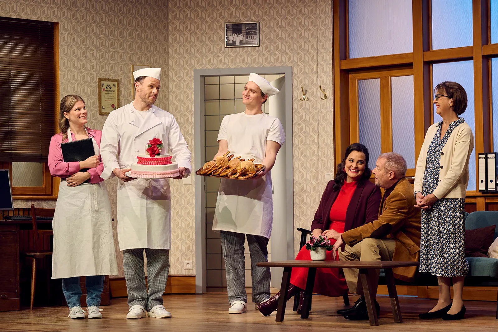 EIN MANN MIT CHARAKTER Komödie von Wilfried Wroost Bearbeitung von Axel Preuß, Schwäbisch von Monika Hirschle Spielzeit 2024/2025 / Premiere: 22.11.2024 v. links: Lena Mall, Stefan…
