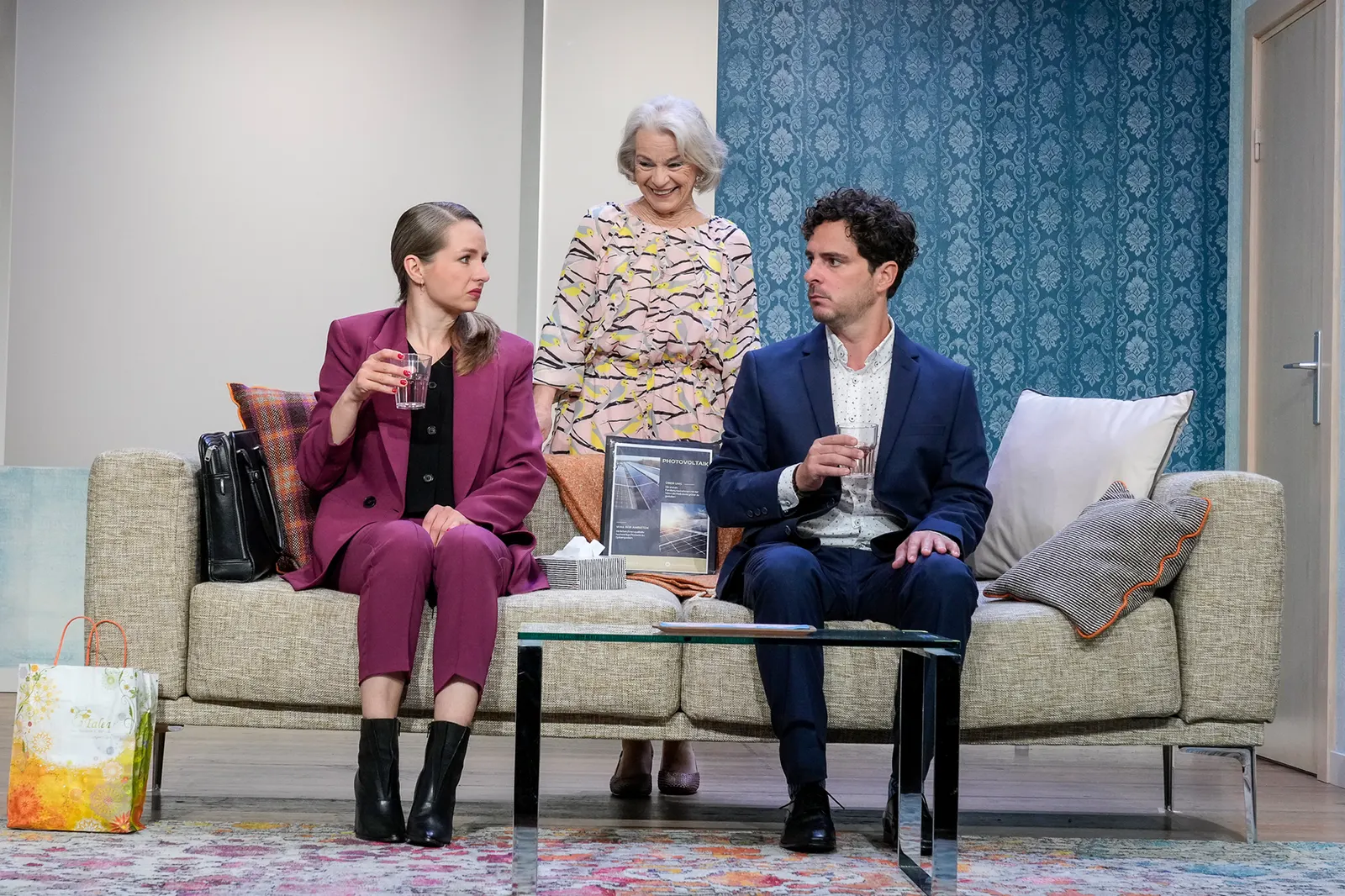 FRAU KNÖPFLE KANN’S NICHT LASSEN Komödie von Sam Bobrick Spielzeit 2024/2025 / Premiere: 20.9.2024 Hannah Rebekka Ehlers, Susanne Heydenreich, Jörg Pauly Foto: Tobias Metz