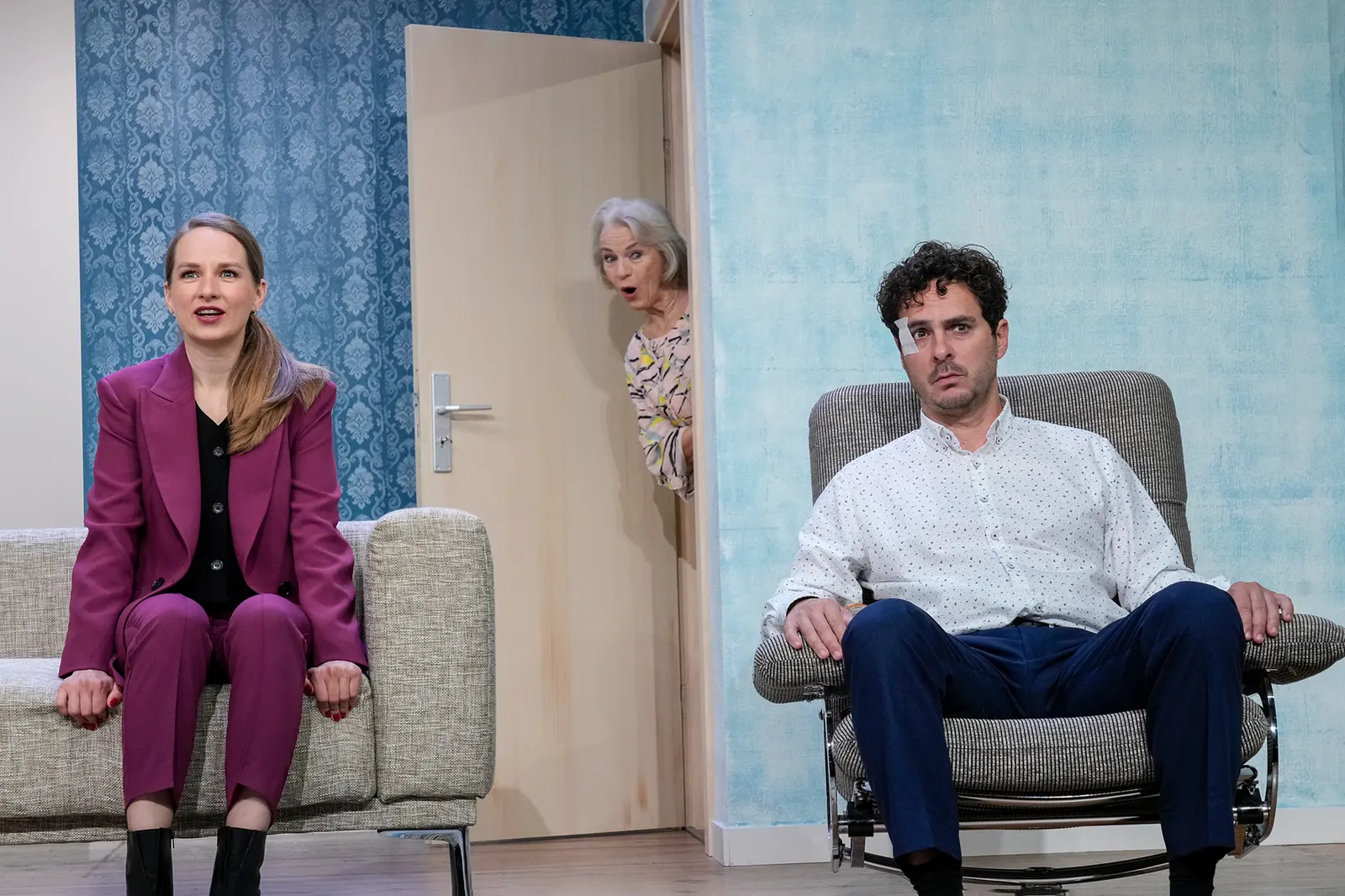 FRAU KNÖPFLE KANN’S NICHT LASSEN Komödie von Sam Bobrick Spielzeit 2024/2025 / Premiere: 20.9.2024 Hannah Rebekka Ehlers, Susanne Heydenreich, Jörg Pauly Foto: Tobias Metz