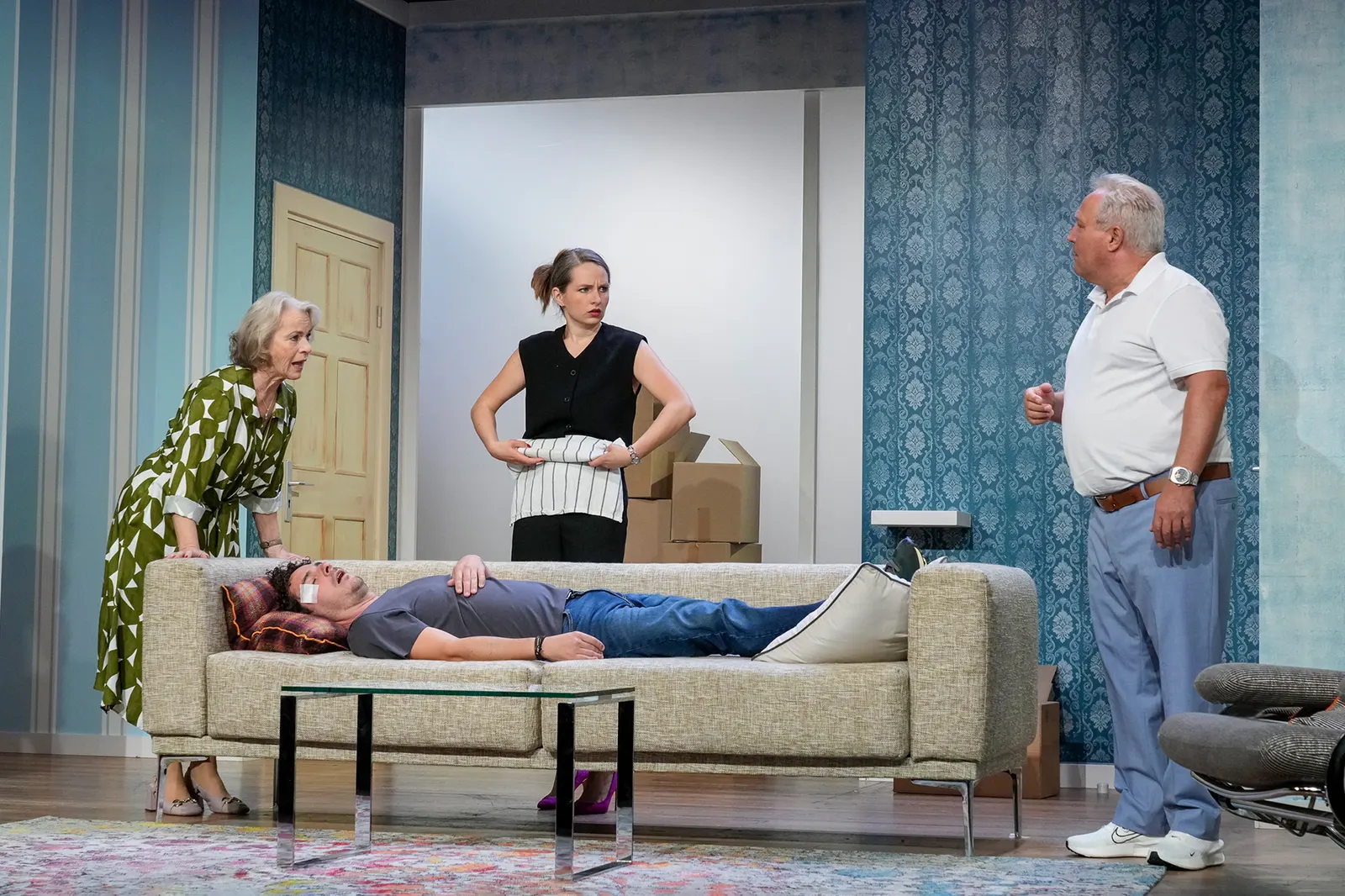 FRAU KNÖPFLE KANN’S NICHT LASSEN Komödie von Sam Bobrick Spielzeit 2024/2025 / Premiere: 20.9.2024 Susanne Heydenreich, Jörg Pauly, Hannah Rebekka Ehlers, Andreas Klaue Foto: Tobia…