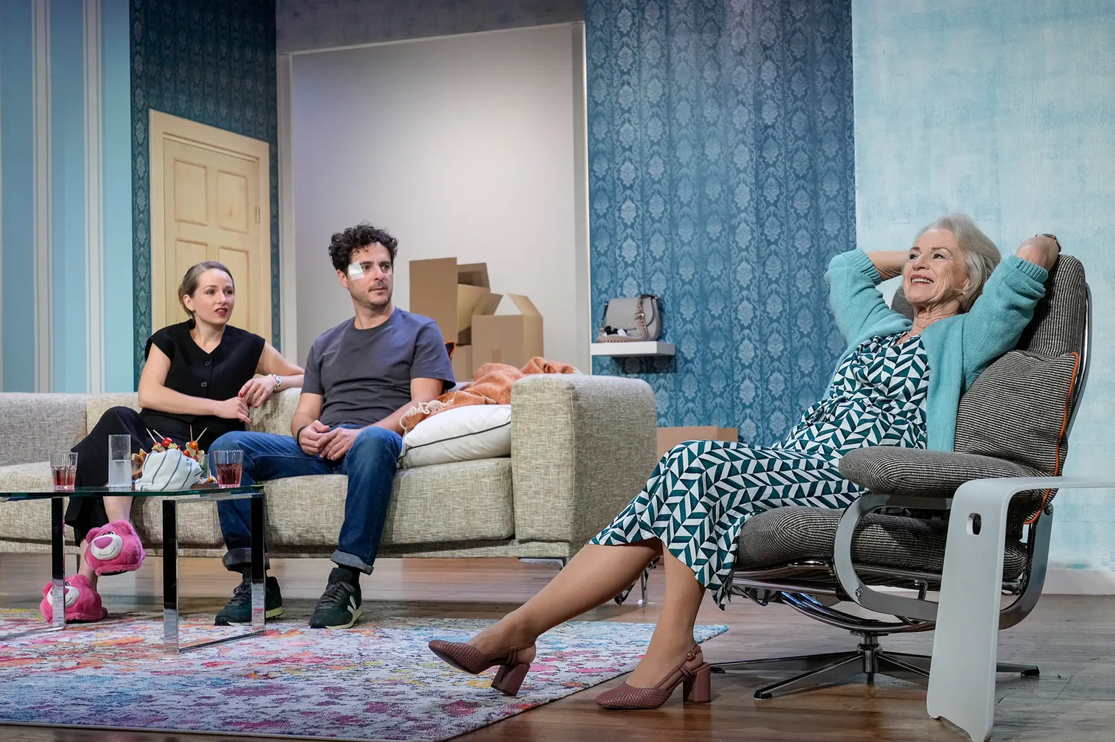 FRAU KNÖPFLE KANN’S NICHT LASSEN Komödie von Sam Bobrick Spielzeit 2024/2025 / Premiere: 20.9.2024 Hannah Rebekka Ehlers, Jörg Pauly, Susanne Heydenreich Foto: Tobias Metz