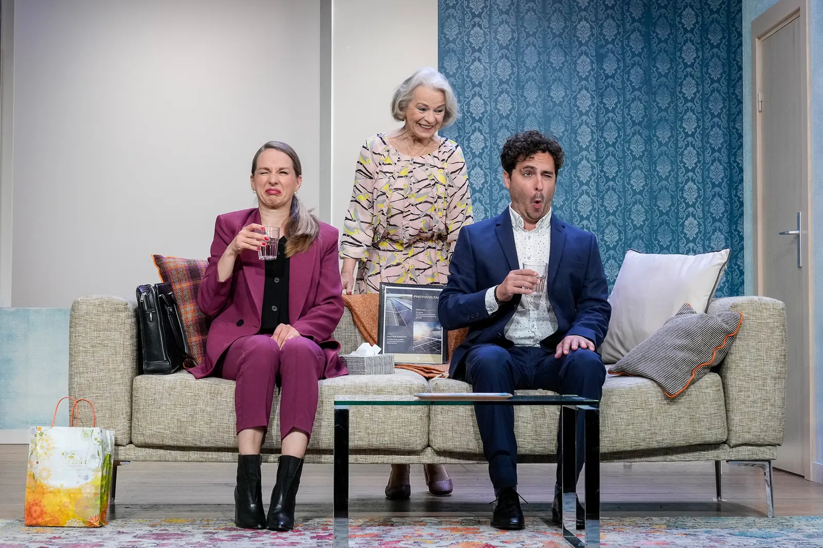 FRAU KNÖPFLE KANN’S NICHT LASSEN Komödie von Sam Bobrick Spielzeit 2024/2025 / Premiere: 20.9.2024 Hannah Rebekka Ehlers, Susanne Heydenreich, Jörg Pauly Foto: Tobias Metz