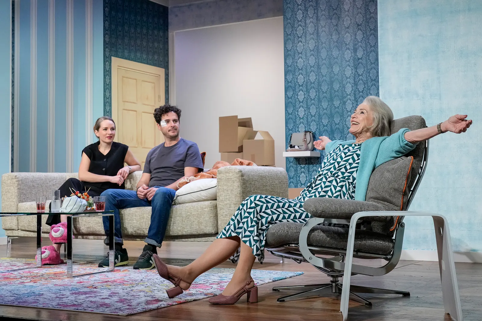 FRAU KNÖPFLE KANN’S NICHT LASSEN Komödie von Sam Bobrick Spielzeit 2024/2025 / Premiere: 20.9.2024 Hannah Rebekka Ehlers, Jörg Pauly, Susanne Heydenreich Foto: Tobias Metz
