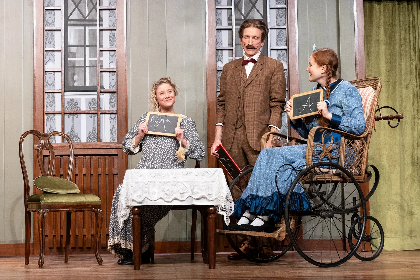 HEIDI Theaterstück nach Johanna Spyri von Jan Bodinus Spielzeit 2024/2025 / Premiere: 29.11.2024 Farina Violetta Giesmann, Uwe-Peter Spinner, Larissa Bader Foto: Tobias Metz