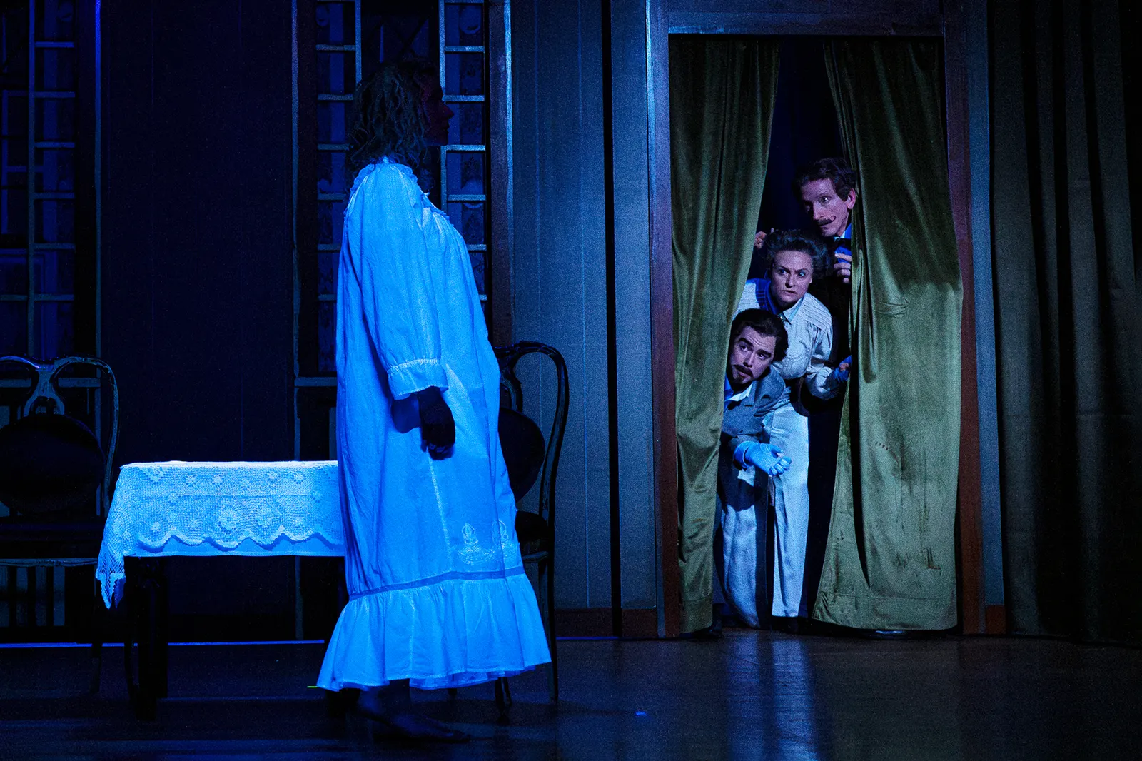 HEIDI Theaterstück nach Johanna Spyri von Jan Bodinus Spielzeit 2024/2025 / Premiere: 29.11.2024 Farina Violetta Giesmann, Luca Hämmerle, Susanne Theil, Uwe-Peter Spinner Foto: Tob…