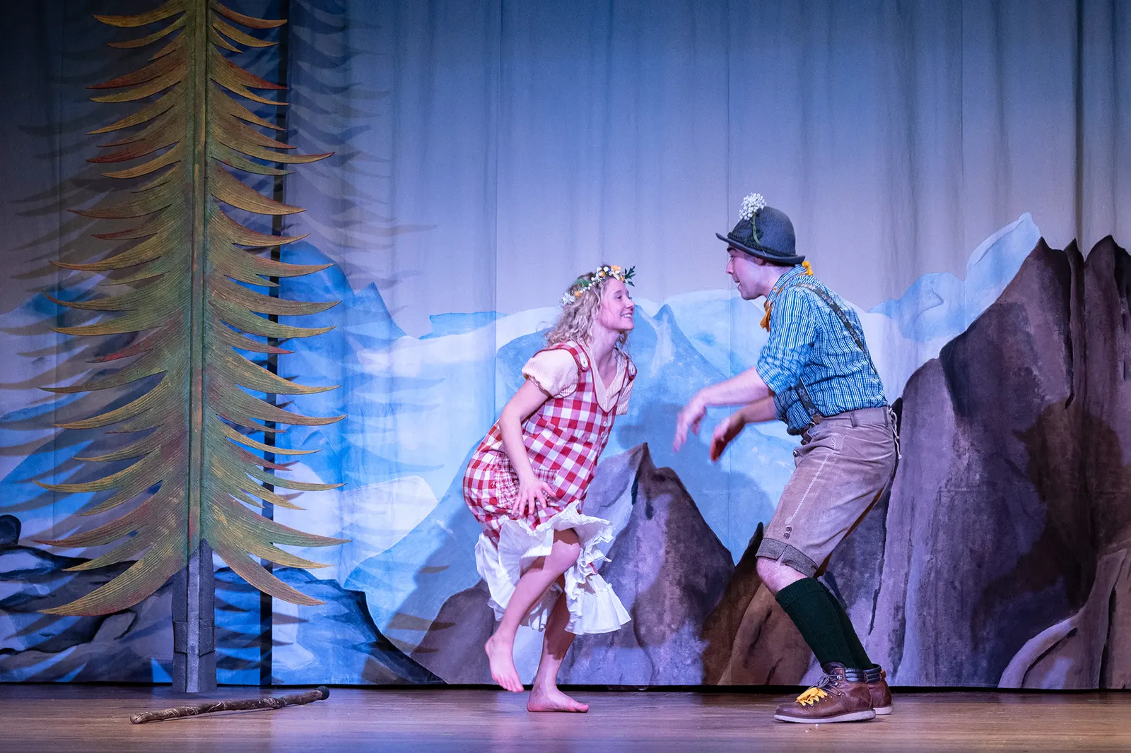 HEIDI Theaterstück nach Johanna Spyri von Jan Bodinus Spielzeit 2024/2025 / Premiere: 29.11.2024 Farina Violetta Giesmann, Luca Hämmerle Foto: Tobias Metz