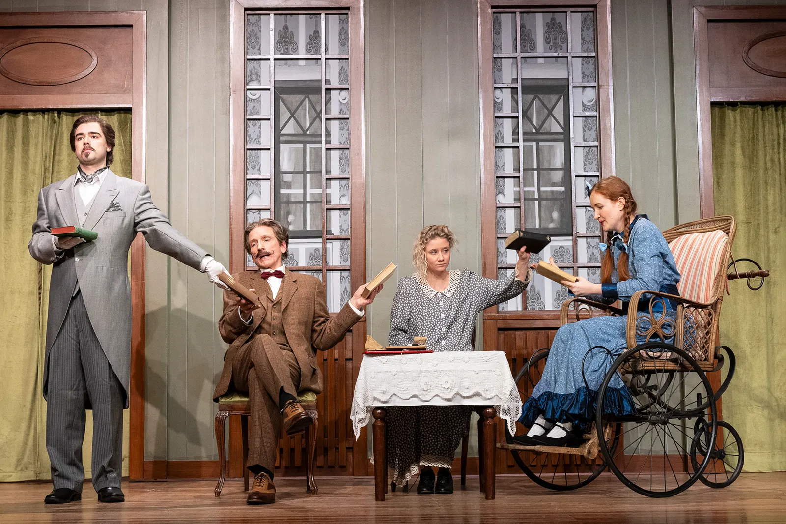 HEIDI Theaterstück nach Johanna Spyri von Jan Bodinus Spielzeit 2024/2025 / Premiere: 29.11.2024 Luca Hämmerle, Uwe-Peter Spinner, Farina Violetta Giesmann, Larissa Bader Foto: Tob…